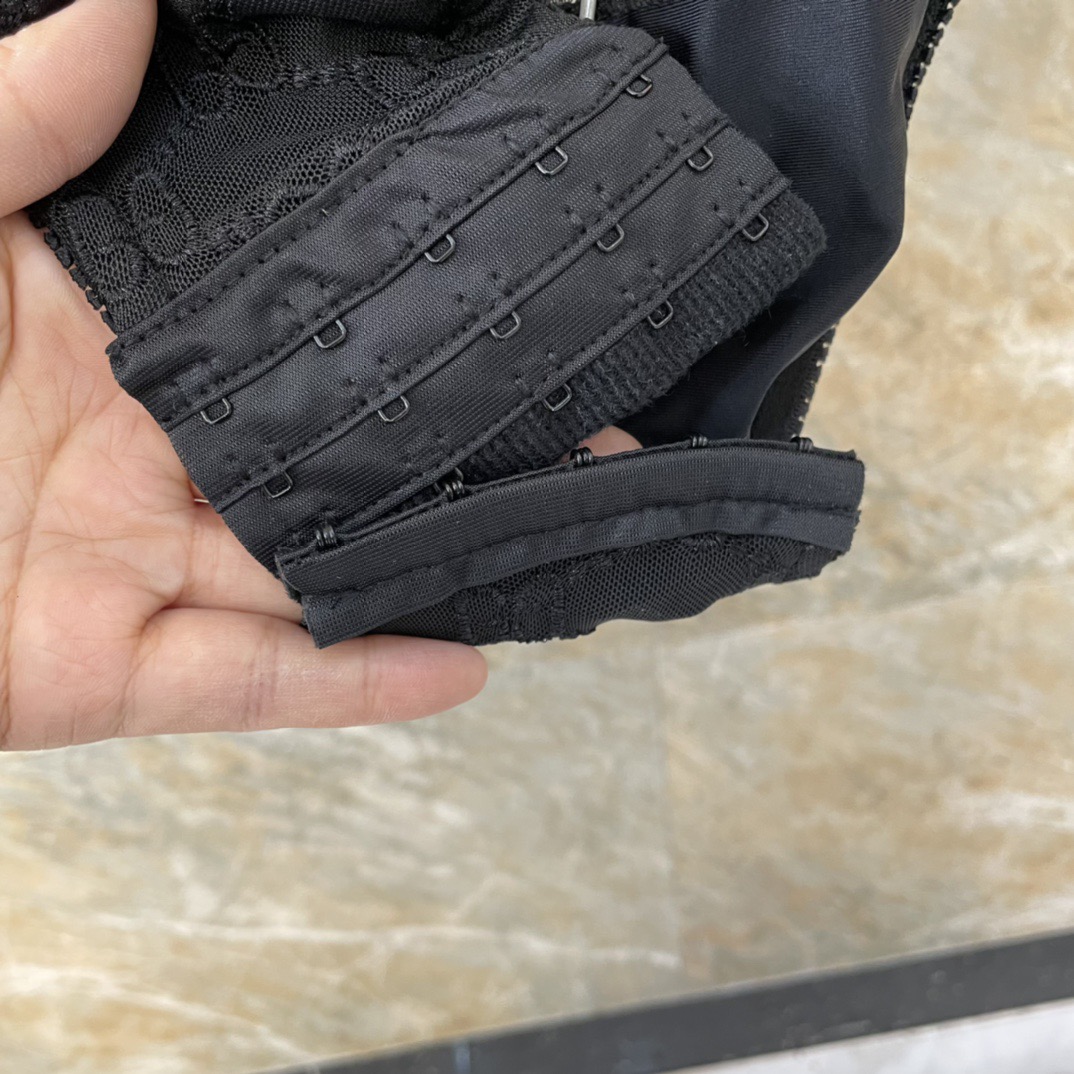 Gucci G家字母刺绣网纱性感连体衣 半透明型 黑色 诉说着纯粹的性感 胸前深V➕蕾丝网纱设计 提升了