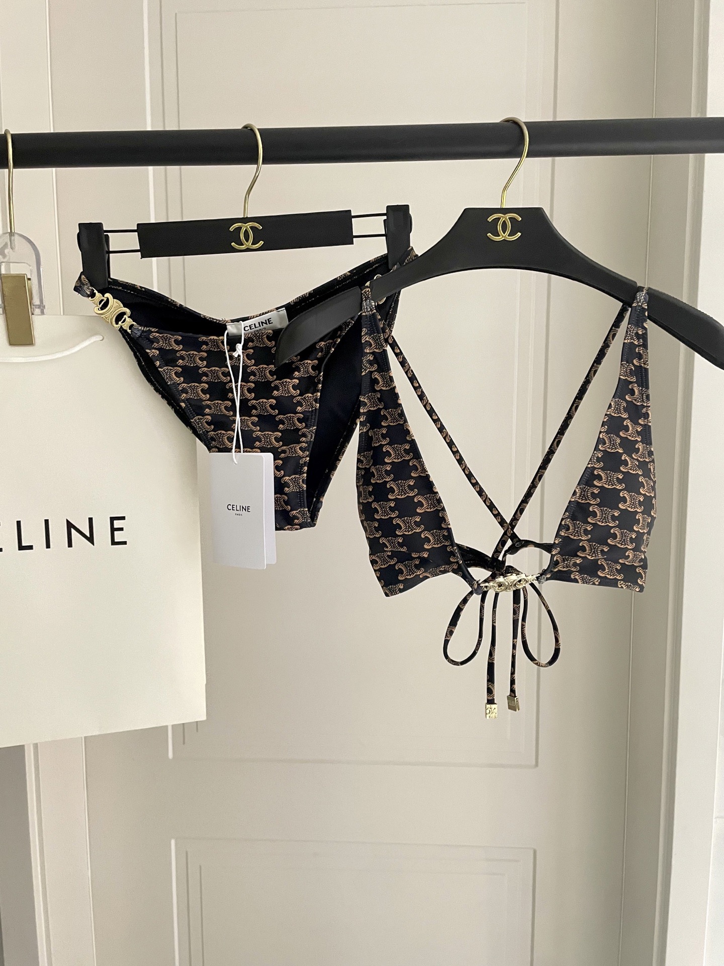 Celine专柜新款 对版五金😍🥰适合多种场景的游泳衣🏊‍♀️海边 游泳池 温泉 水上乐园 漂流都可以😌