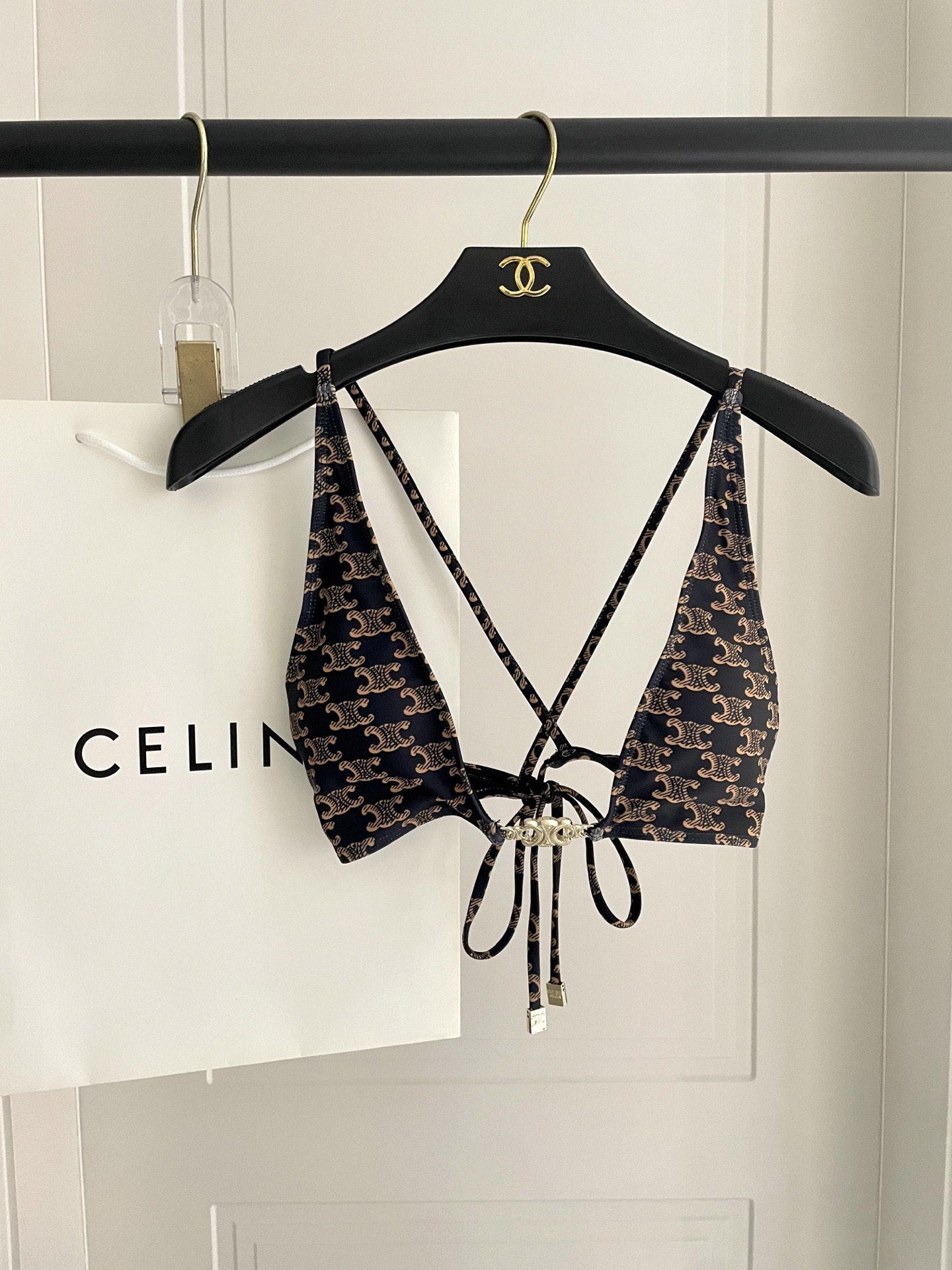 Celine专柜新款 对版五金😍🥰适合多种场景的游泳衣🏊‍♀️海边 游泳池 温泉 水上乐园 漂流都可以😌