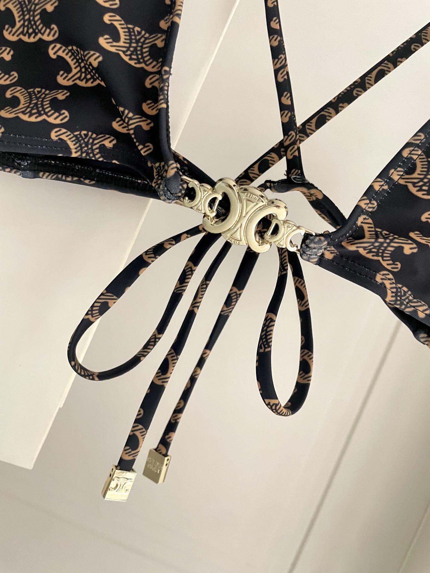 Celine专柜新款 对版五金😍🥰适合多种场景的游泳衣🏊‍♀️海边 游泳池 温泉 水上乐园 漂流都可以😌