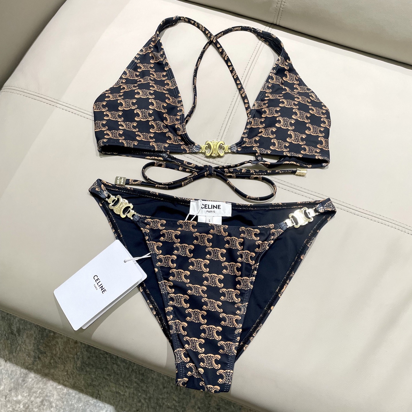 Celine专柜新款 对版五金😍🥰适合多种场景的游泳衣🏊‍♀️海边 游泳池 温泉 水上乐园 漂流都可以😌