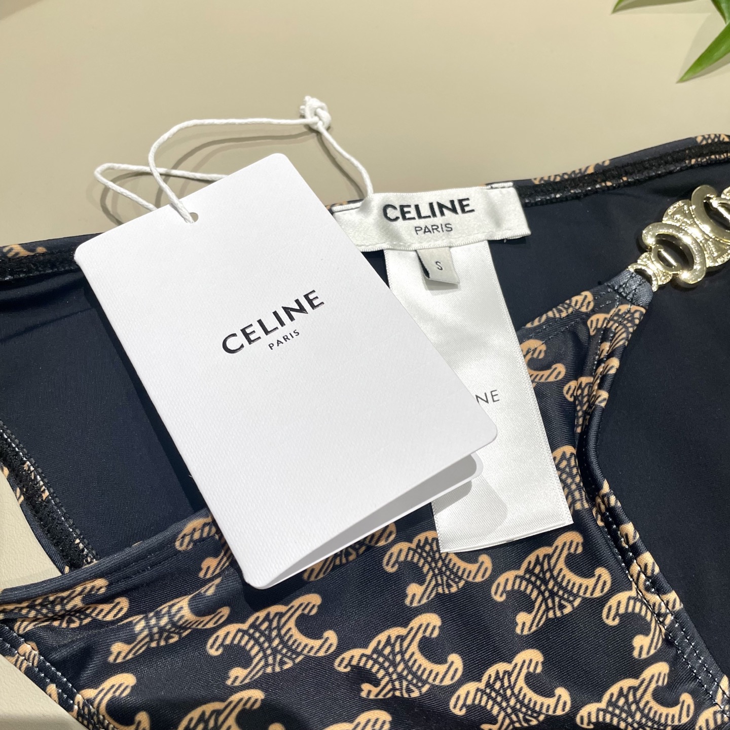 Celine专柜新款 对版五金😍🥰适合多种场景的游泳衣🏊‍♀️海边 游泳池 温泉 水上乐园 漂流都可以😌