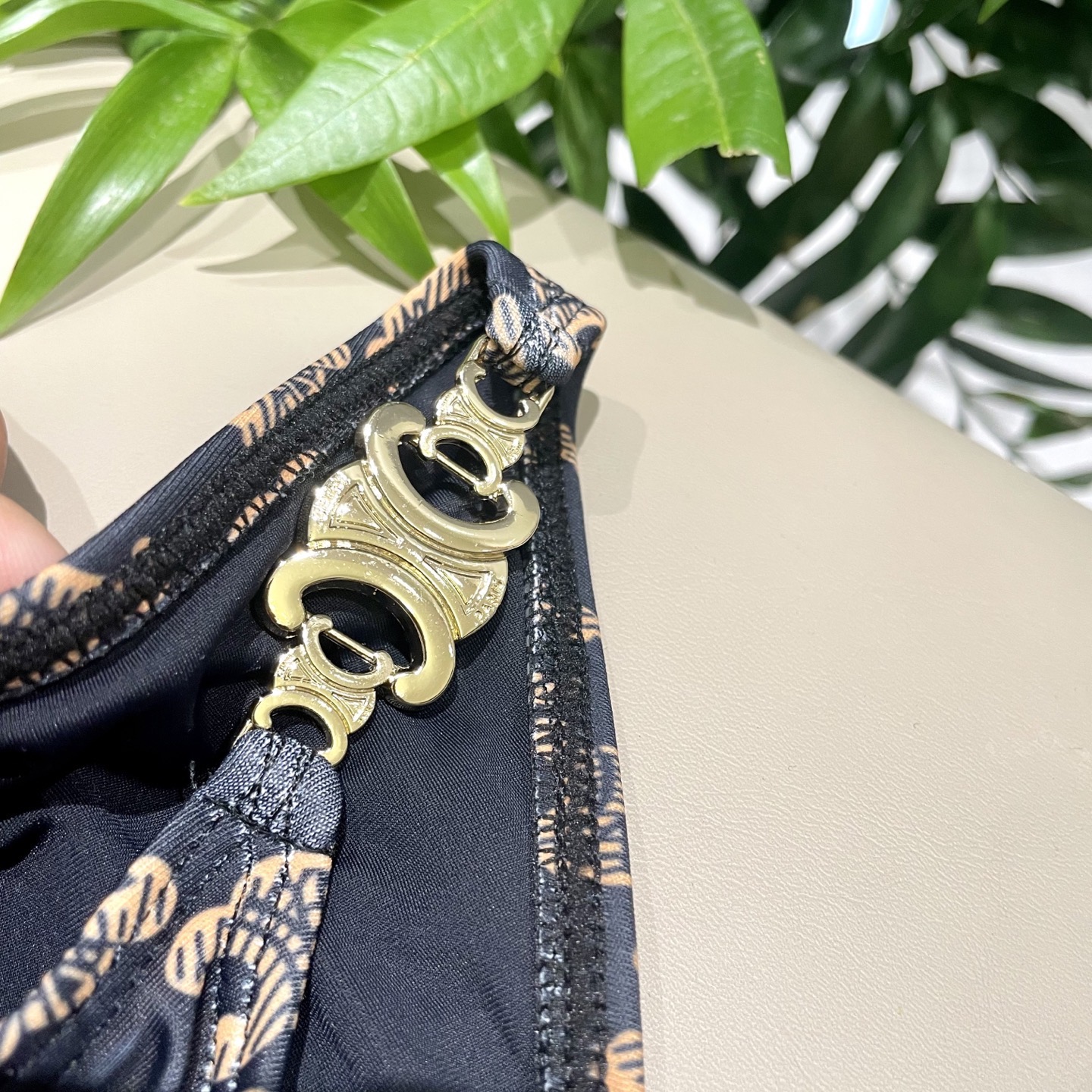 Celine专柜新款 对版五金😍🥰适合多种场景的游泳衣🏊‍♀️海边 游泳池 温泉 水上乐园 漂流都可以😌