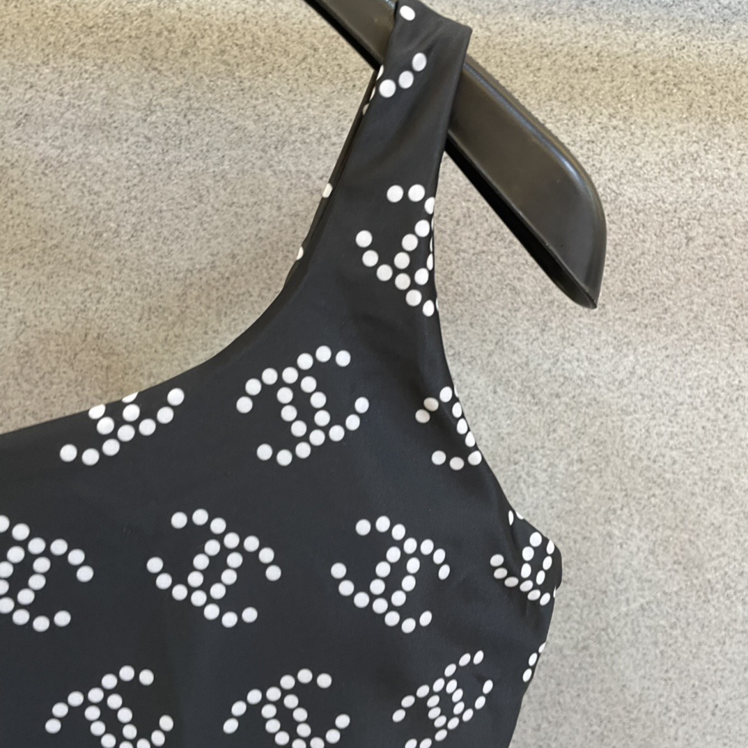 Chanel新款连体😍🥰适合多种场景的游泳衣🏊‍♀️海边 游泳池 温泉 水上乐园 漂流都可以😌内搭也完全