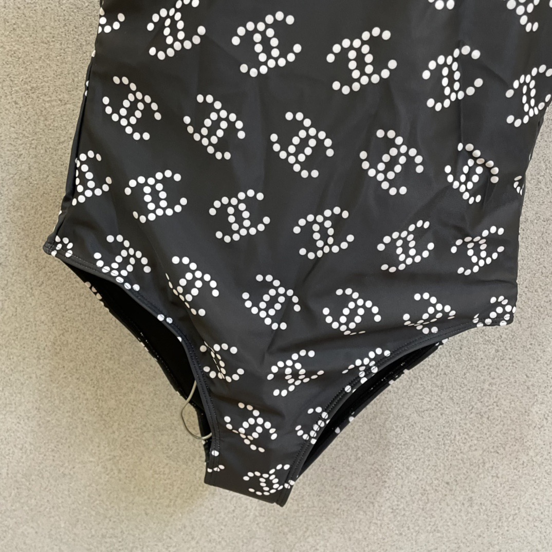 Chanel新款连体😍🥰适合多种场景的游泳衣🏊‍♀️海边 游泳池 温泉 水上乐园 漂流都可以😌内搭也完全