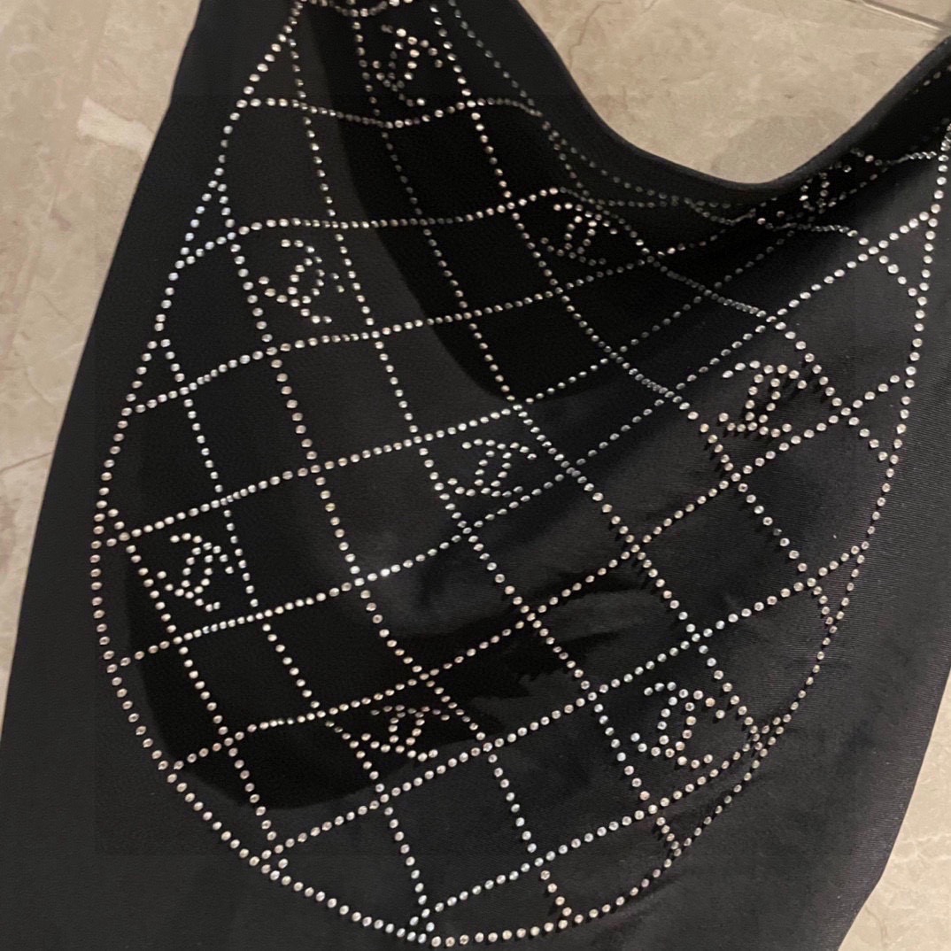 Chanel新款连体😍🥰适合多种场景的游泳衣🏊‍♀️海边 游泳池 温泉 水上乐园 漂流都可以😌内搭也完全