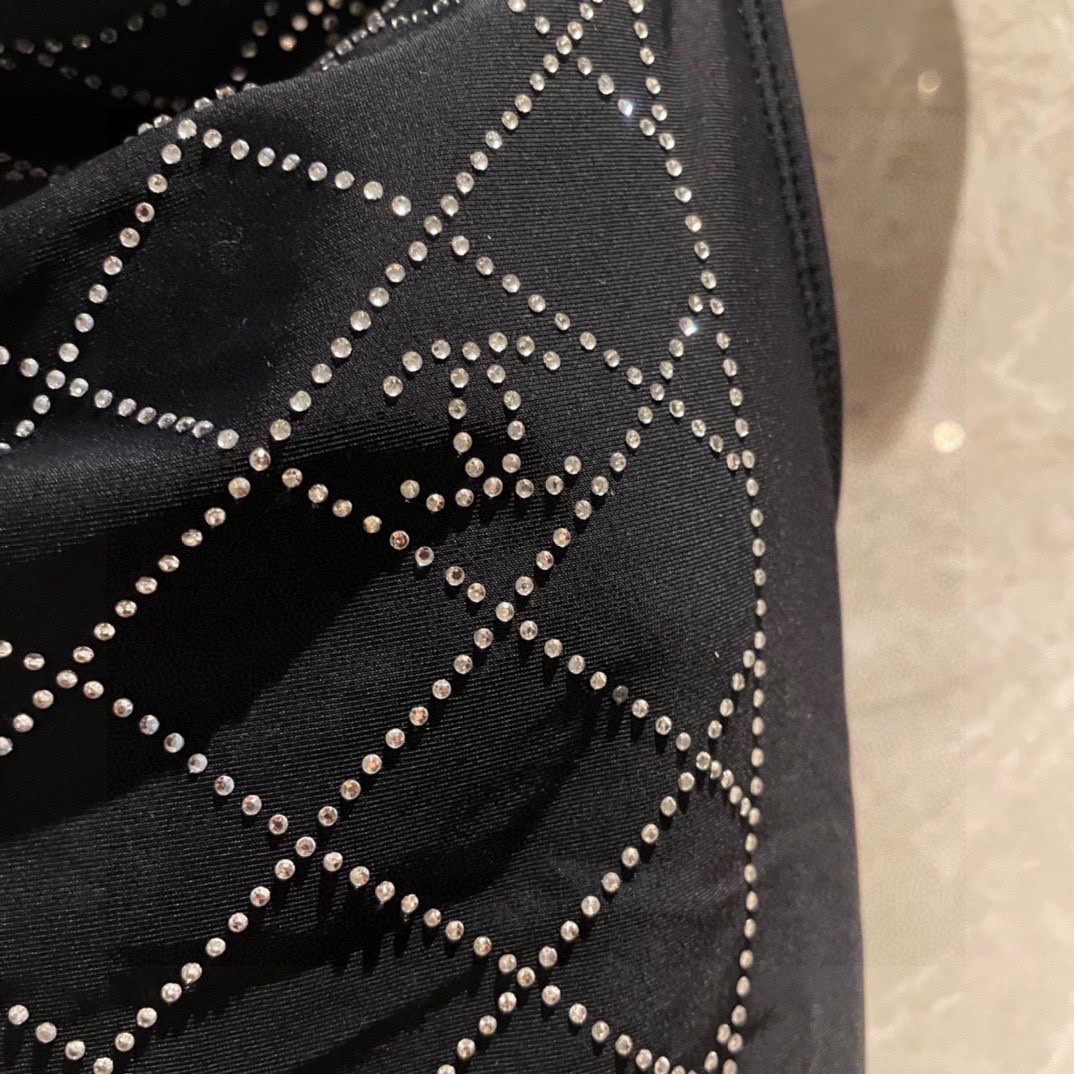 Chanel新款连体😍🥰适合多种场景的游泳衣🏊‍♀️海边 游泳池 温泉 水上乐园 漂流都可以😌内搭也完全