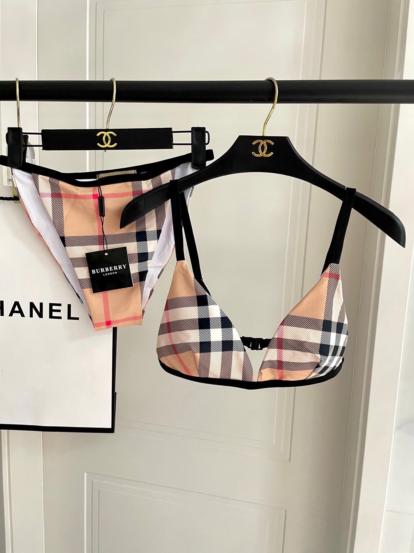 巴宝莉新款分体😍🥰适合多种场景的游泳衣🏊‍♀️海边 游泳池 温泉 水上乐园 漂流都可以😌内搭也完全可以 