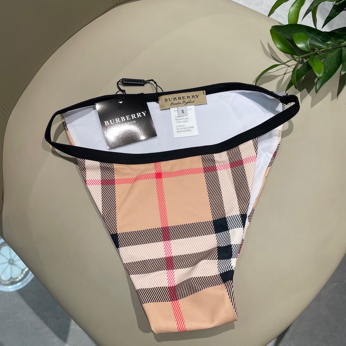 巴宝莉新款分体😍🥰适合多种场景的游泳衣🏊‍♀️海边 游泳池 温泉 水上乐园 漂流都可以😌内搭也完全可以 