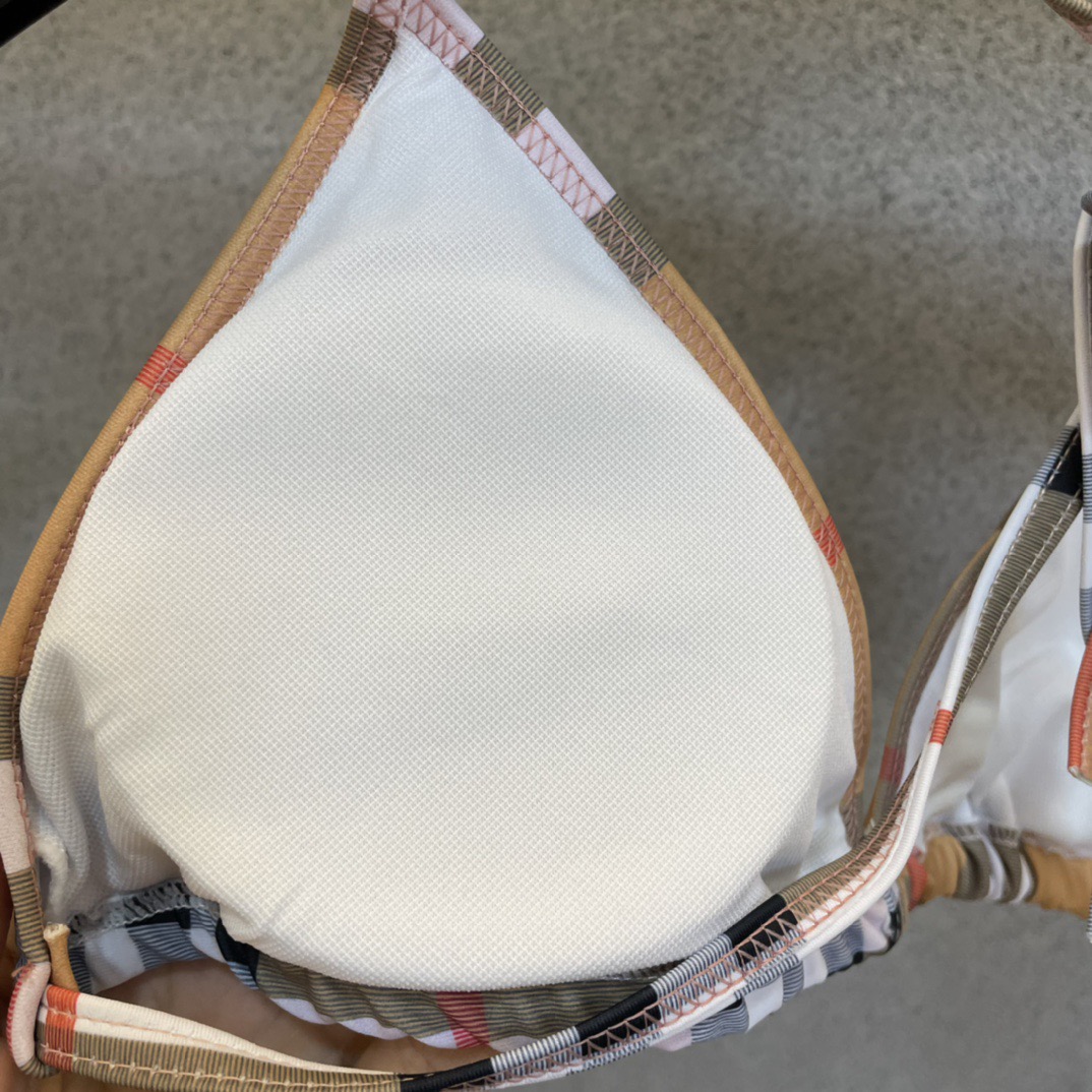 巴宝莉新款比基尼😍🥰适合多种场景的游泳衣🏊‍♀️海边 游泳池 温泉 水上乐园 漂流都可以😌内搭也完全可以