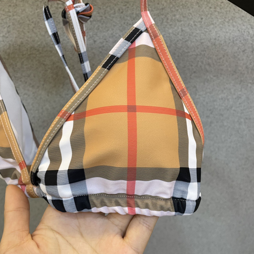 巴宝莉新款比基尼😍🥰适合多种场景的游泳衣🏊‍♀️海边 游泳池 温泉 水上乐园 漂流都可以😌内搭也完全可以