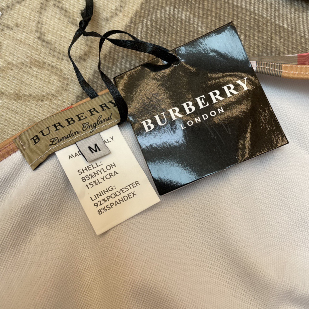 巴宝莉新款比基尼😍🥰适合多种场景的游泳衣🏊‍♀️海边 游泳池 温泉 水上乐园 漂流都可以😌内搭也完全可以