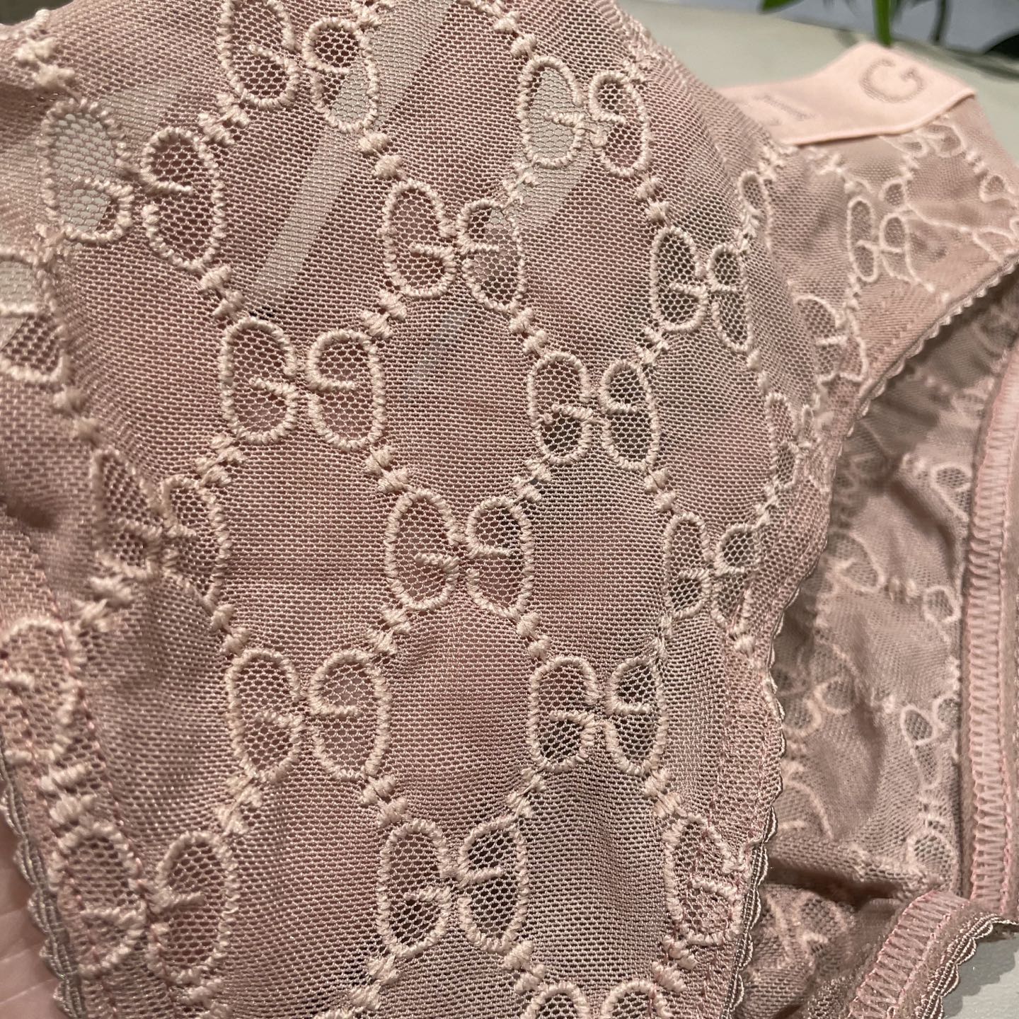 Gucci G家字母刺绣网纱性感连体衣 半透明型 诉说着纯粹的性感 胸前深V➕蕾丝网纱设计 提升了整体泳