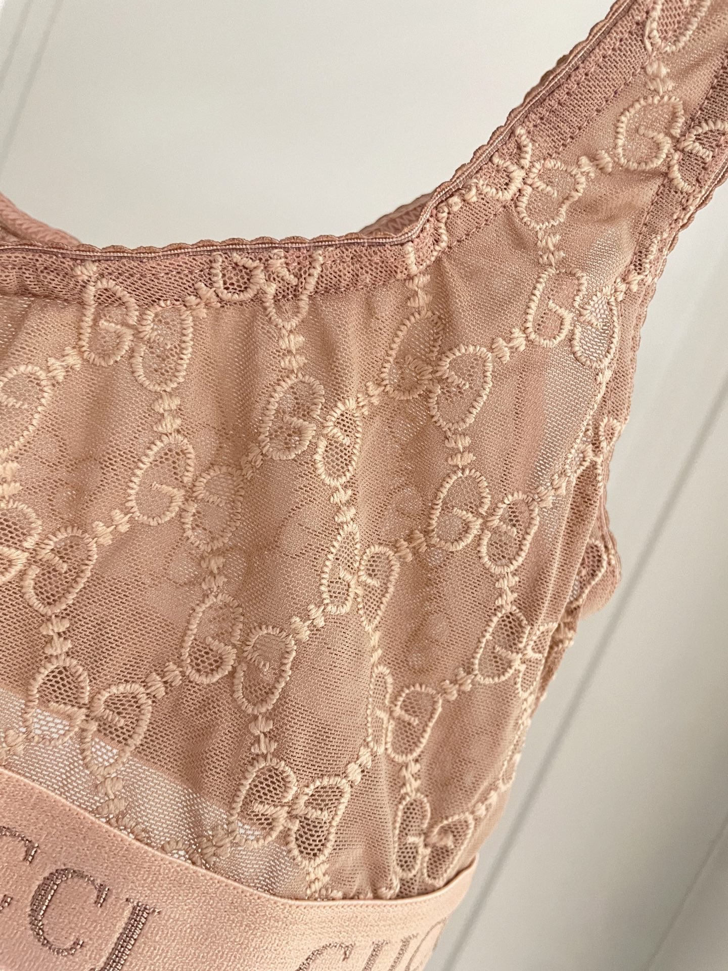 Gucci G家字母刺绣网纱性感连体衣 半透明型 诉说着纯粹的性感 胸前深V➕蕾丝网纱设计 提升了整体泳