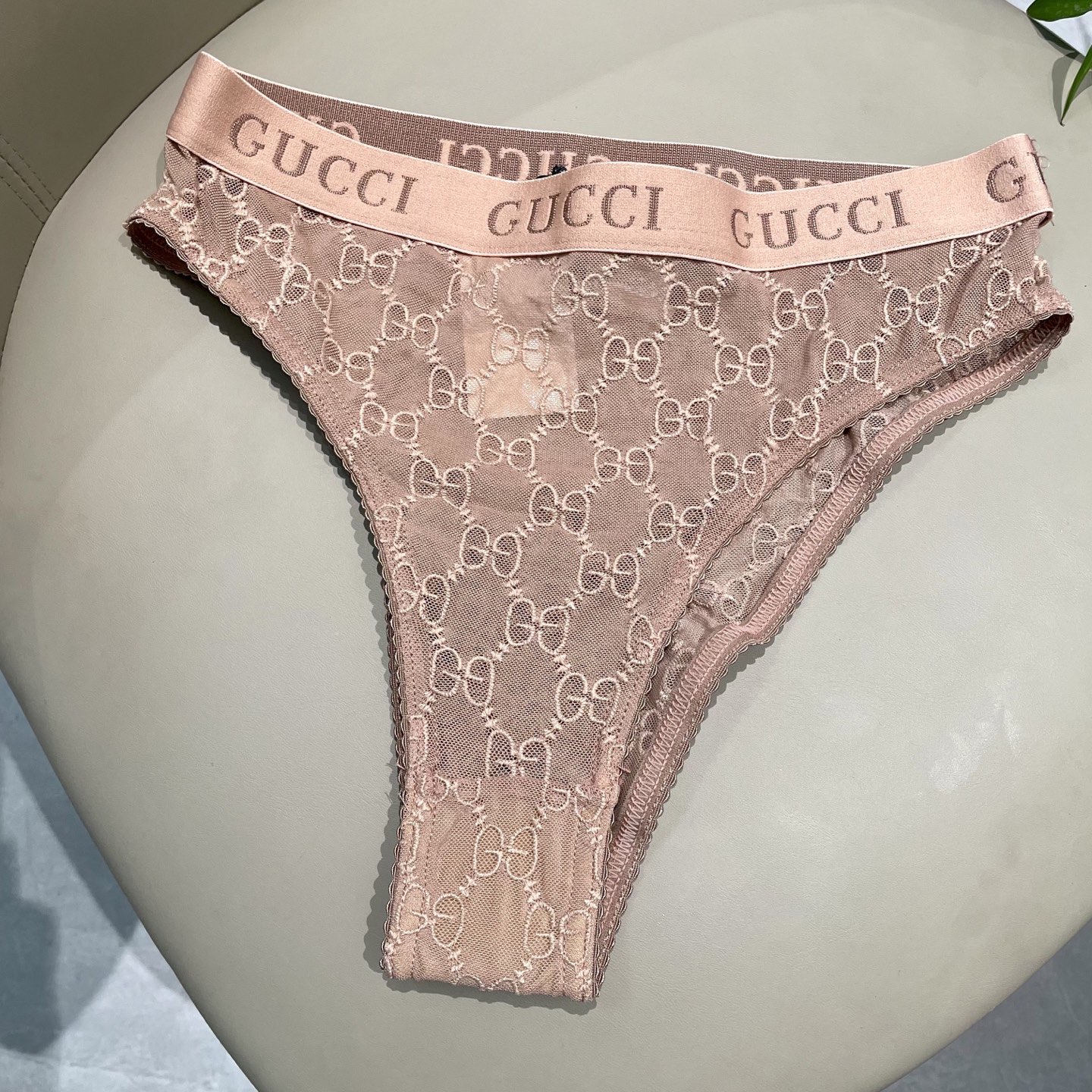 Gucci G家字母刺绣网纱性感连体衣 半透明型 诉说着纯粹的性感 胸前深V➕蕾丝网纱设计 提升了整体泳