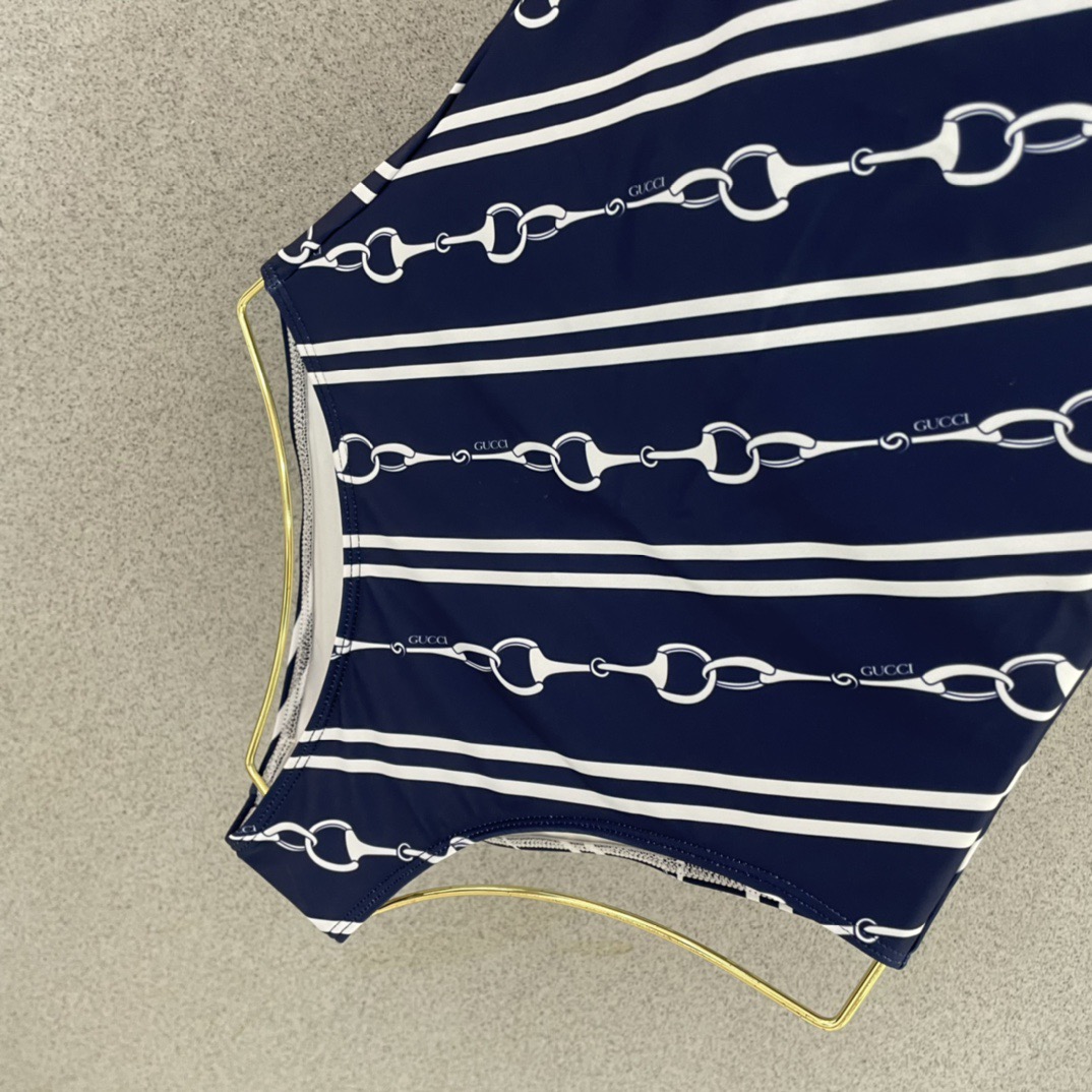 Gucci新款连体😍🥰适合多种场景的游泳衣🏊‍♀️海边 游泳池 温泉 水上乐园 漂流都可以😌内搭也完全可