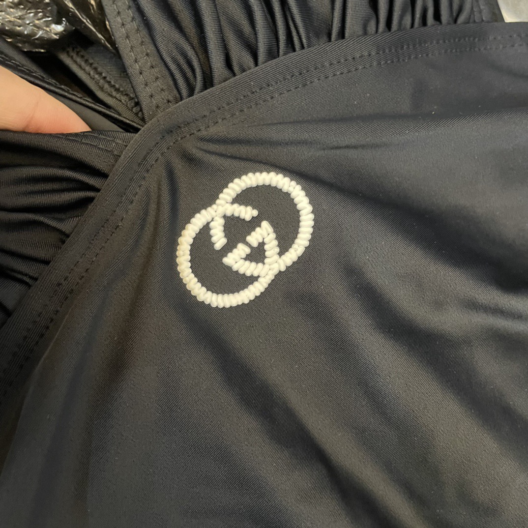 Gucci新款泳衣 超显气质 黑色带钢托大小胸聚拢两件套深V遮肚显瘦连体泳装 😍🥰适合多种场景的游泳衣🏊