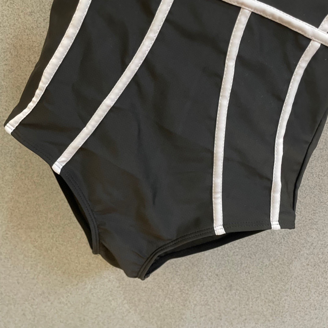 Chanel新款😍🥰适合多种场景的游泳衣🏊‍♀️海边 游泳池 温泉 水上乐园 漂流都可以😌内搭也完全可以