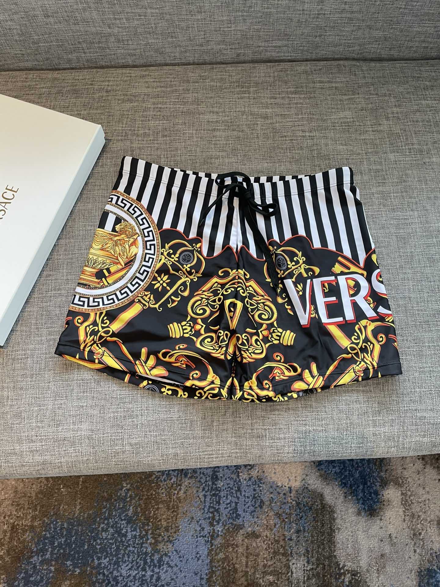 范思哲男士泳裤👑高级定制泳裤👑抽绳设计 上新度假系列🏖专属泳衣［色][色][色]超级爱！[色]来自贵族的