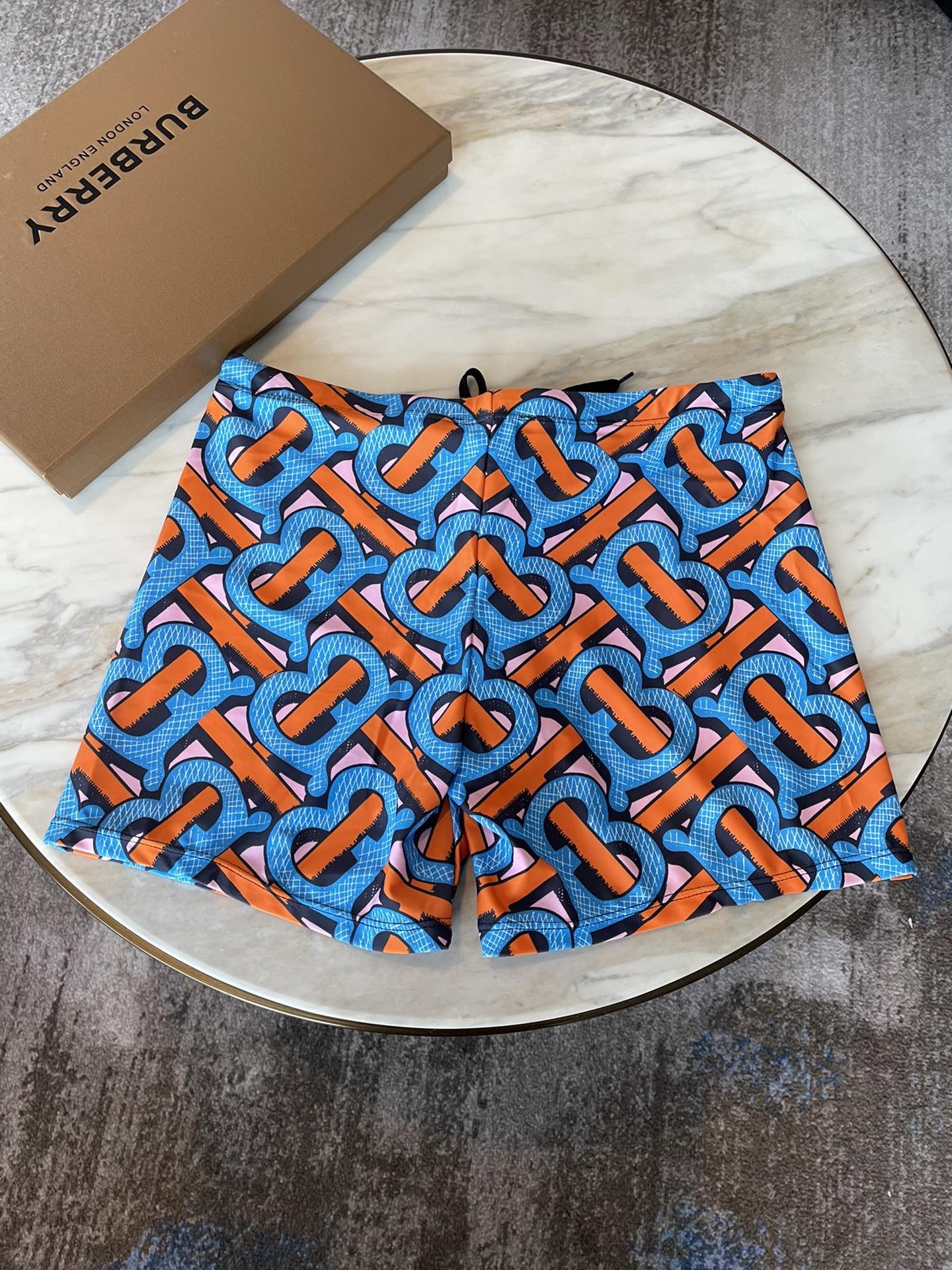 巴宝莉男士泳裤👑高级定制泳裤👑抽绳设计 上新度假系列🏖专属泳衣［色][色][色]超级爱！[色]来自贵族的