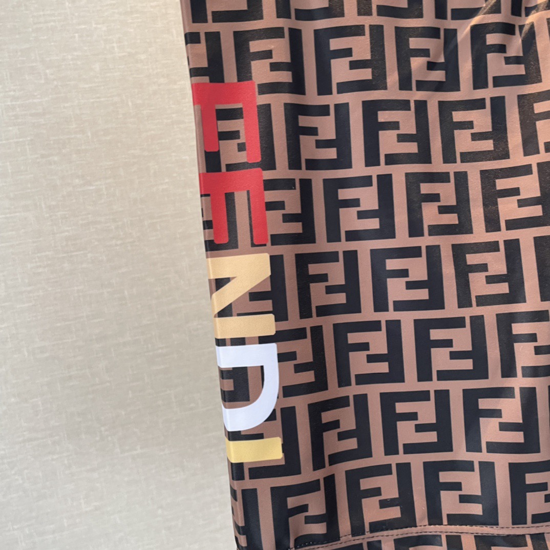 芬迪泳裤👑高级定制泳裤👑抽绳设计 上新度假系列🏖专属泳衣［色][色][色]超级爱！[色]来自贵族的目光🌹