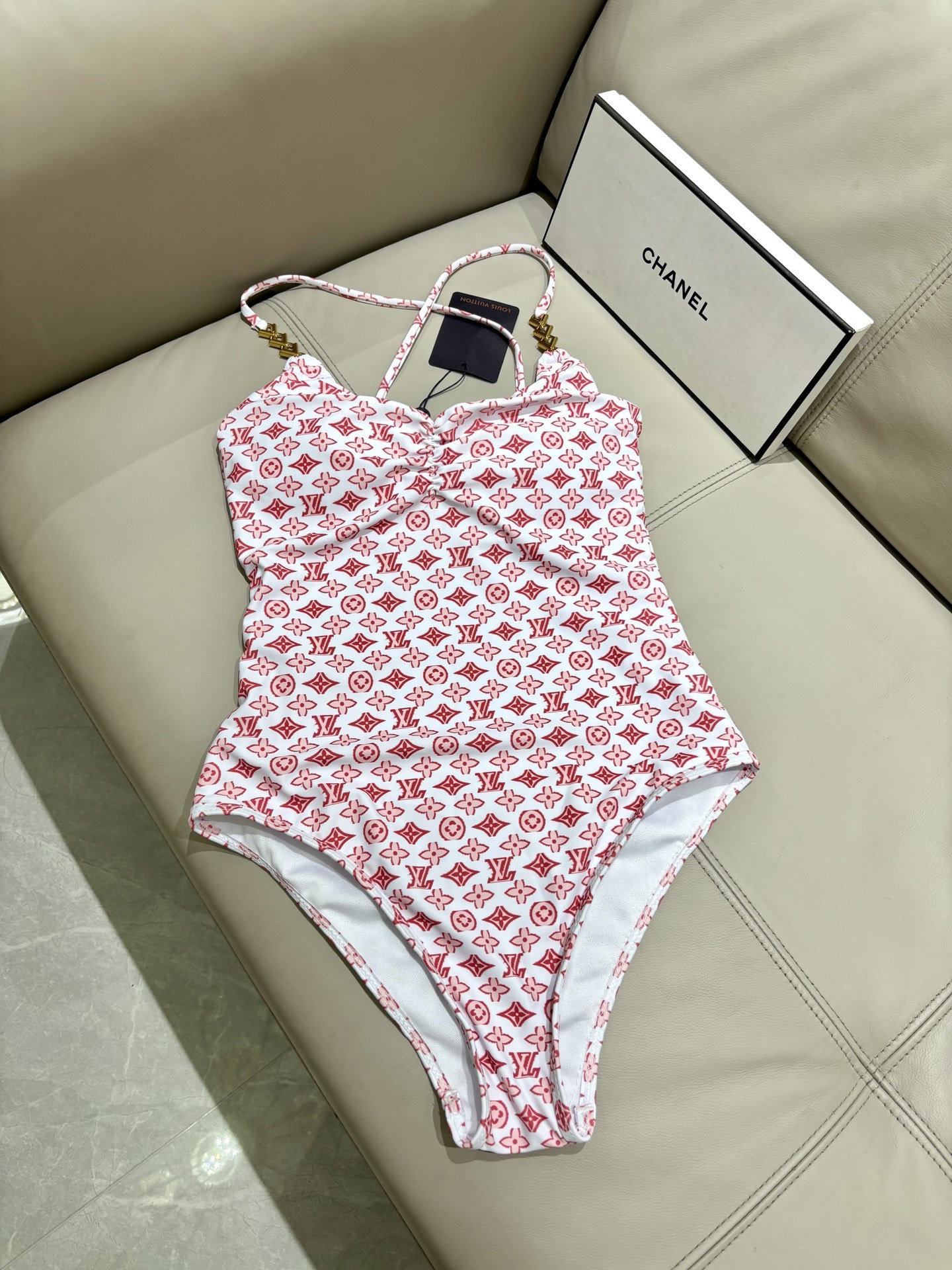 Lv新款连体泳衣 😍🥰适合多种场景的游泳衣🏊‍♀️海边 游泳池 温泉 水上乐园 漂流都可以😌面料：透气舒