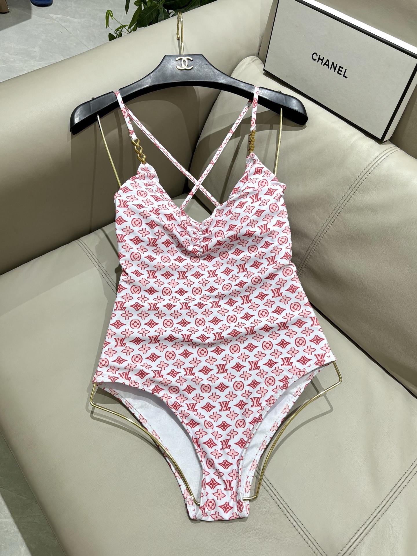 Lv新款连体泳衣 😍🥰适合多种场景的游泳衣🏊‍♀️海边 游泳池 温泉 水上乐园 漂流都可以😌面料：透气舒