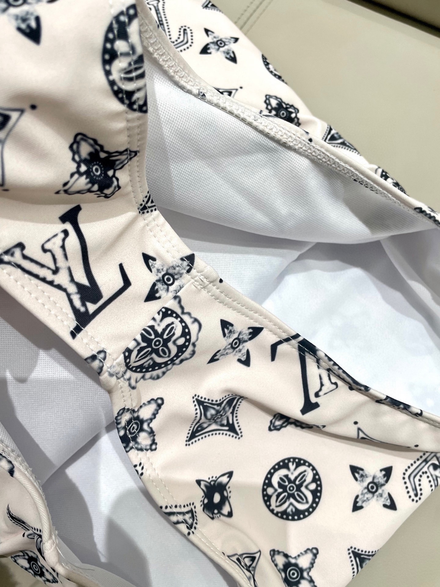 Lv新款连体泳衣 😍🥰适合多种场景的游泳衣🏊‍♀️海边 游泳池 温泉 水上乐园 漂流都可以😌面料：透气舒