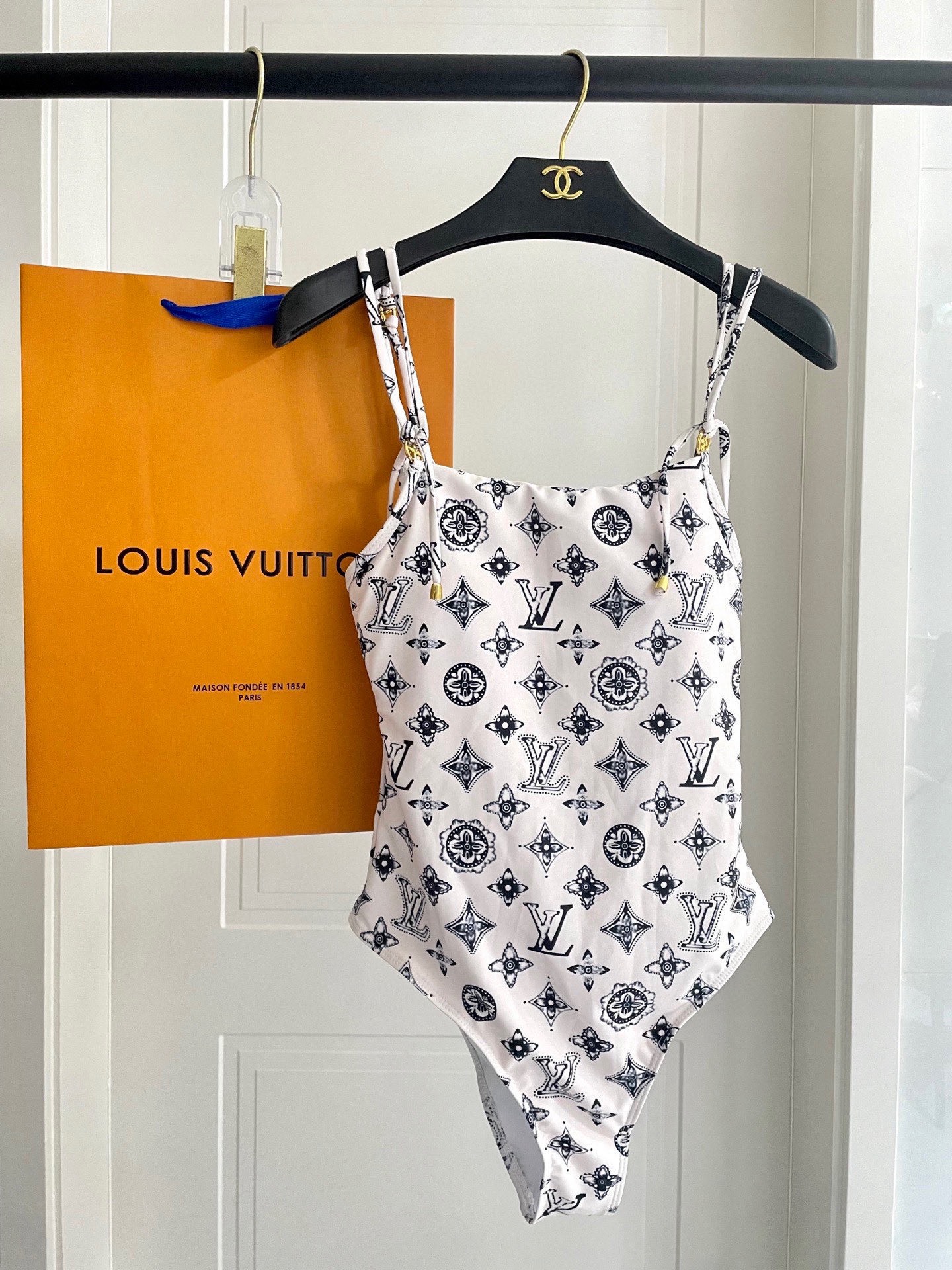 Lv新款连体泳衣 😍🥰适合多种场景的游泳衣🏊‍♀️海边 游泳池 温泉 水上乐园 漂流都可以😌面料：透气舒