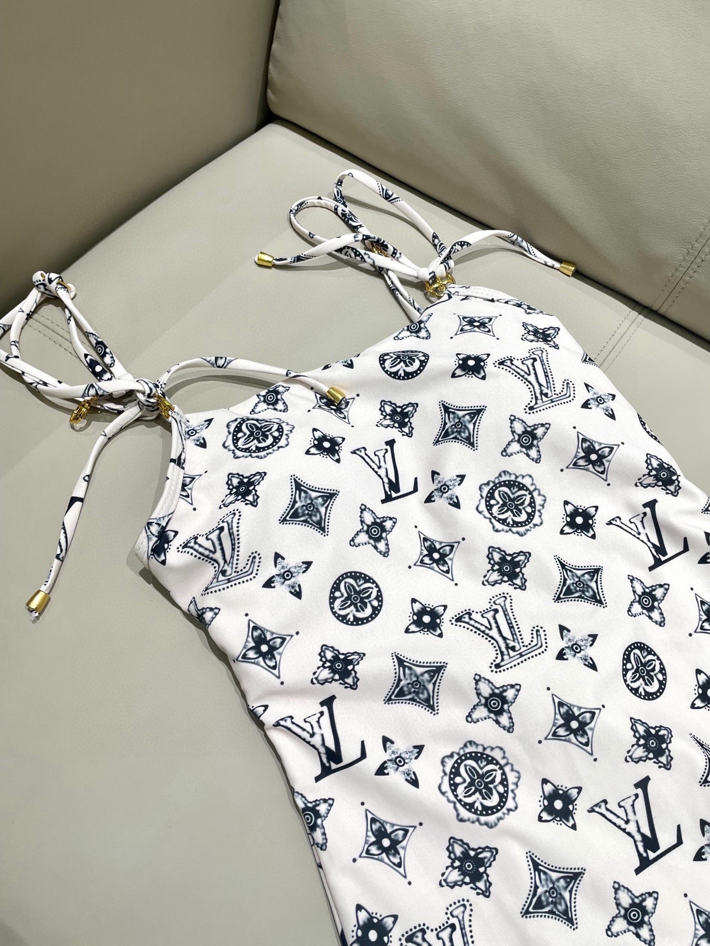 Lv新款连体泳衣 😍🥰适合多种场景的游泳衣🏊‍♀️海边 游泳池 温泉 水上乐园 漂流都可以😌面料：透气舒