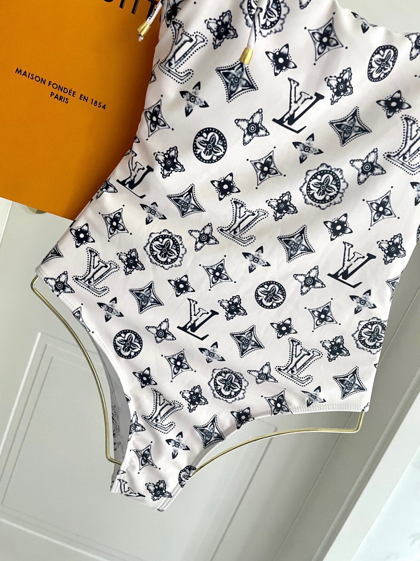 Lv新款连体泳衣 😍🥰适合多种场景的游泳衣🏊‍♀️海边 游泳池 温泉 水上乐园 漂流都可以😌面料：透气舒