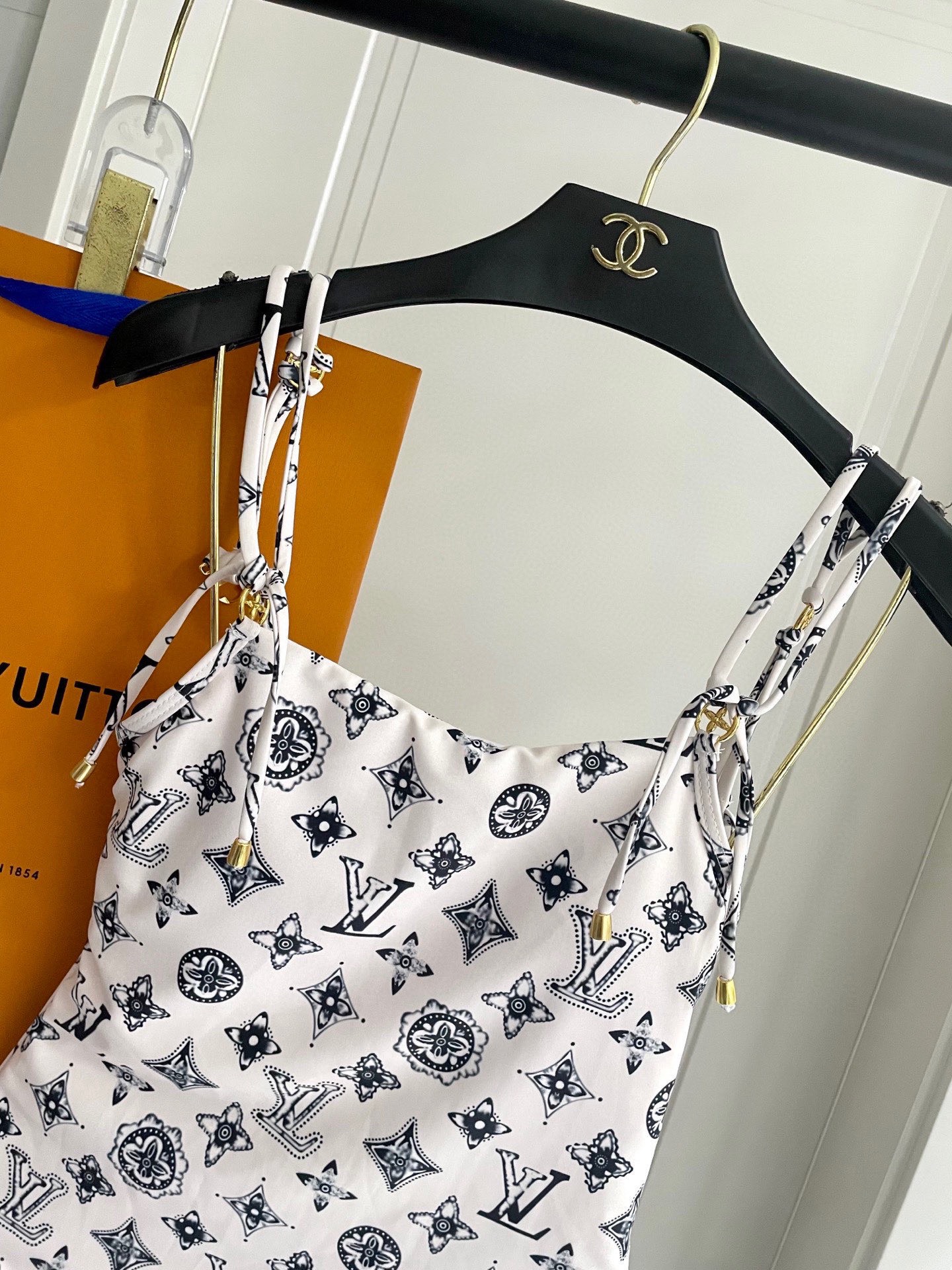 Lv新款连体泳衣 😍🥰适合多种场景的游泳衣🏊‍♀️海边 游泳池 温泉 水上乐园 漂流都可以😌面料：透气舒