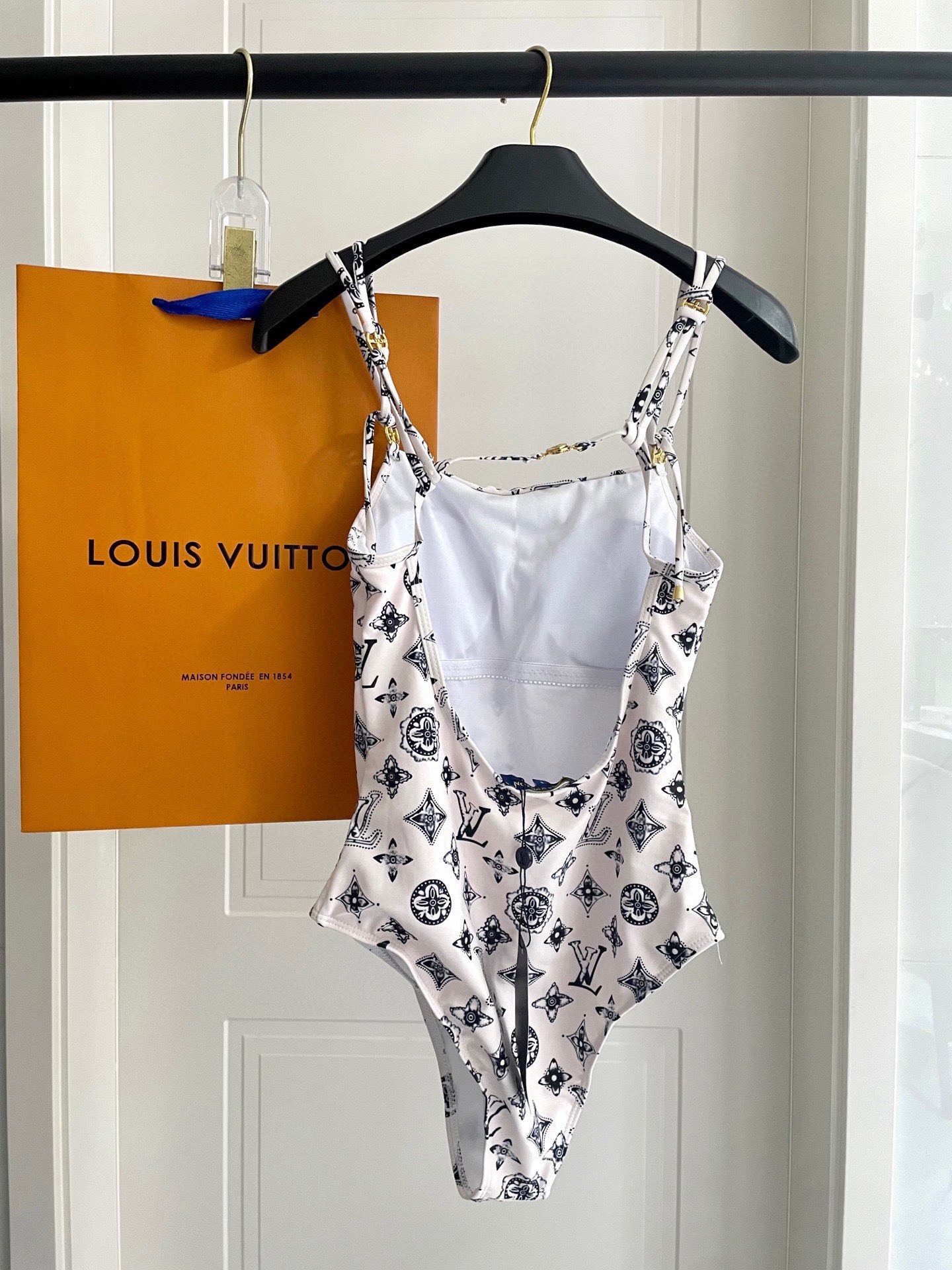 Lv新款连体泳衣 😍🥰适合多种场景的游泳衣🏊‍♀️海边 游泳池 温泉 水上乐园 漂流都可以😌面料：透气舒