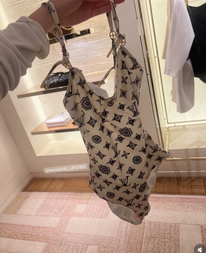 Lv新款连体泳衣 😍🥰适合多种场景的游泳衣🏊‍♀️海边 游泳池 温泉 水上乐园 漂流都可以😌面料：透气舒
