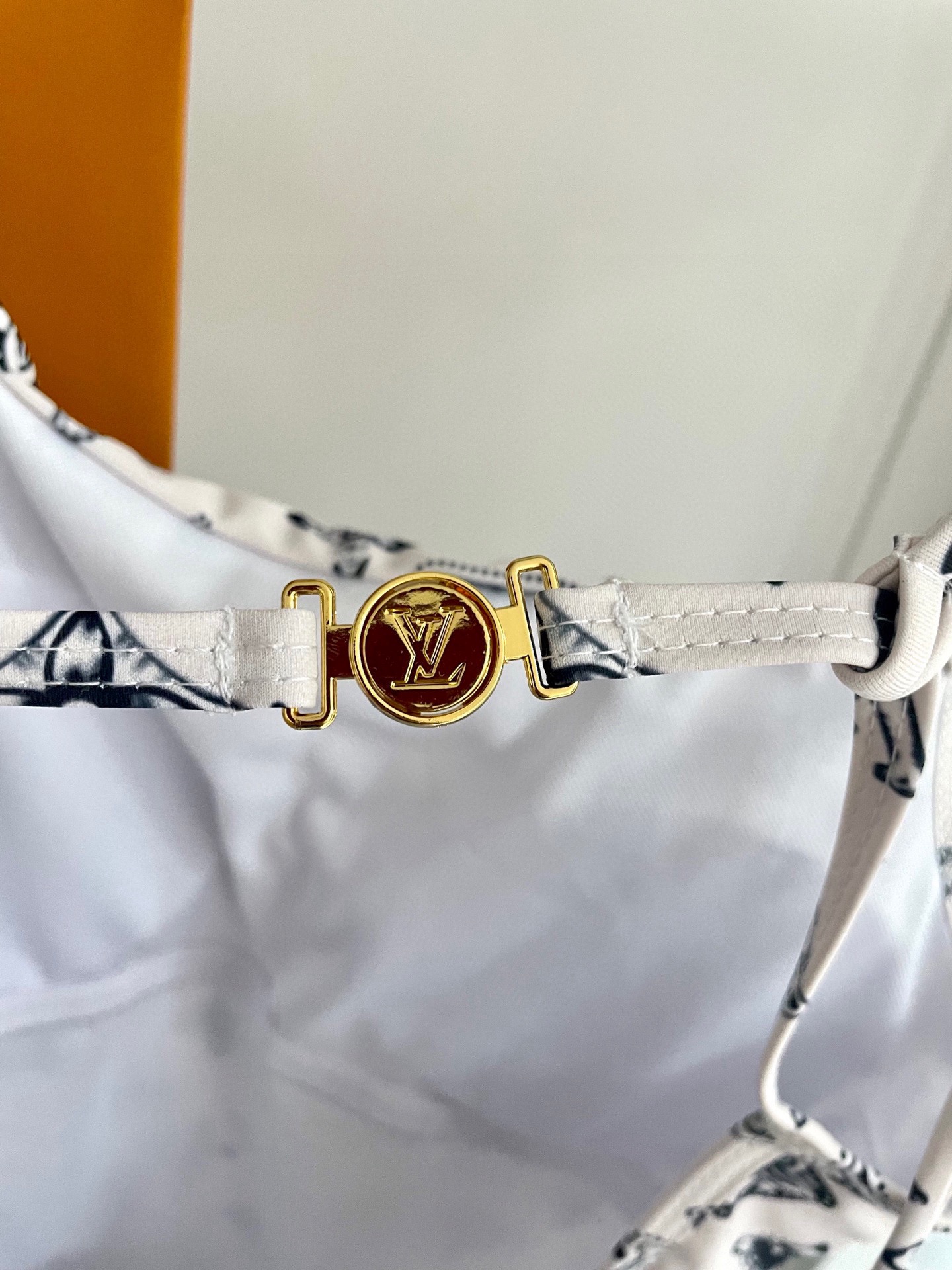 Lv新款连体泳衣 😍🥰适合多种场景的游泳衣🏊‍♀️海边 游泳池 温泉 水上乐园 漂流都可以😌面料：透气舒