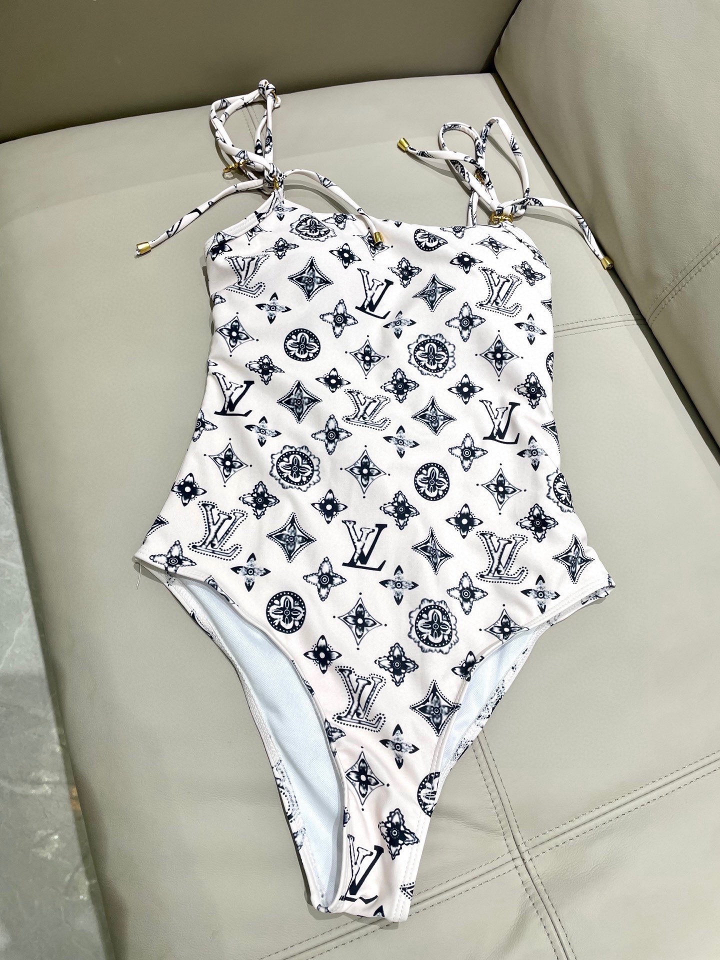 Lv新款连体泳衣 😍🥰适合多种场景的游泳衣🏊‍♀️海边 游泳池 温泉 水上乐园 漂流都可以😌面料：透气舒