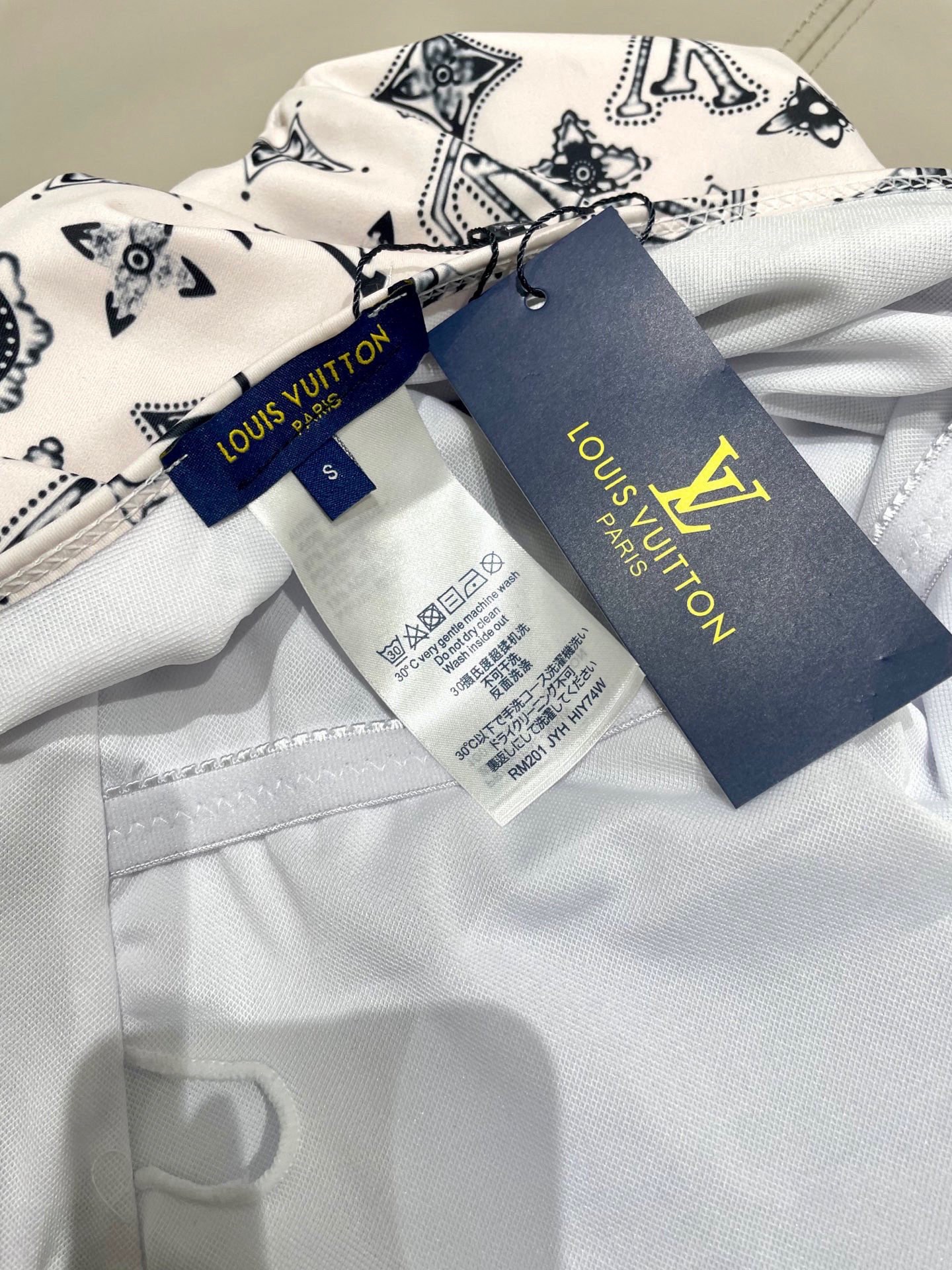 Lv新款连体泳衣 😍🥰适合多种场景的游泳衣🏊‍♀️海边 游泳池 温泉 水上乐园 漂流都可以😌面料：透气舒