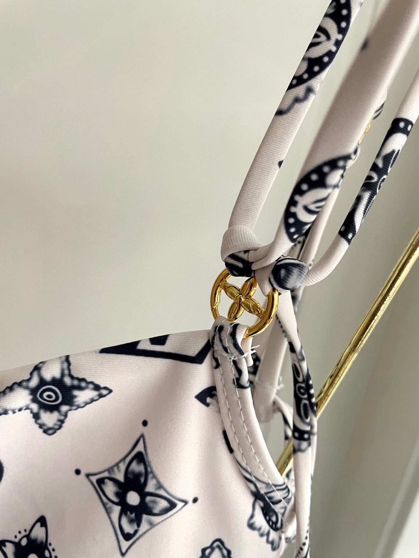 Lv新款连体泳衣 😍🥰适合多种场景的游泳衣🏊‍♀️海边 游泳池 温泉 水上乐园 漂流都可以😌面料：透气舒