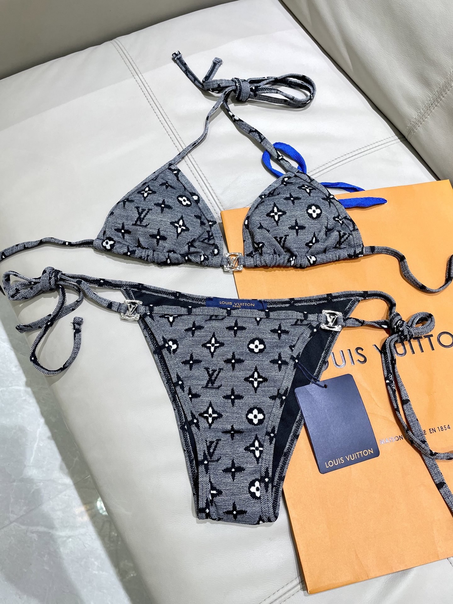 Lv新款比基尼泳衣 😍🥰适合多种场景的游泳衣🏊‍♀️海边 游泳池 温泉 水上乐园 漂流都可以😌面料：透气