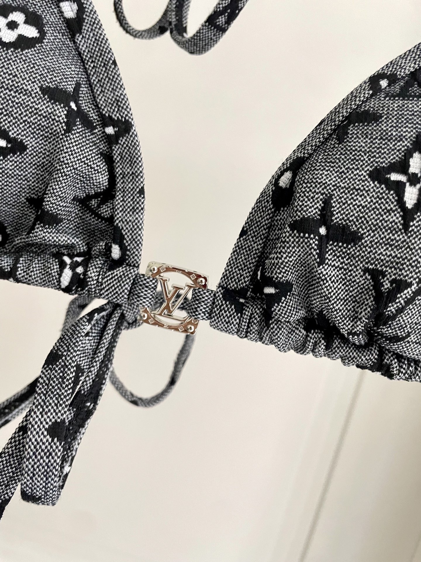 Lv新款比基尼泳衣 😍🥰适合多种场景的游泳衣🏊‍♀️海边 游泳池 温泉 水上乐园 漂流都可以😌面料：透气