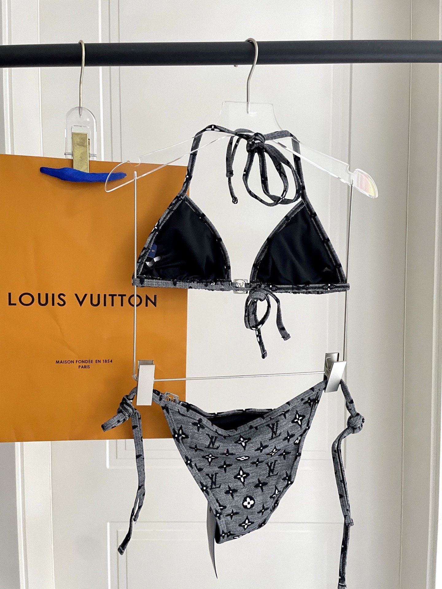 Lv新款比基尼泳衣 😍🥰适合多种场景的游泳衣🏊‍♀️海边 游泳池 温泉 水上乐园 漂流都可以😌面料：透气