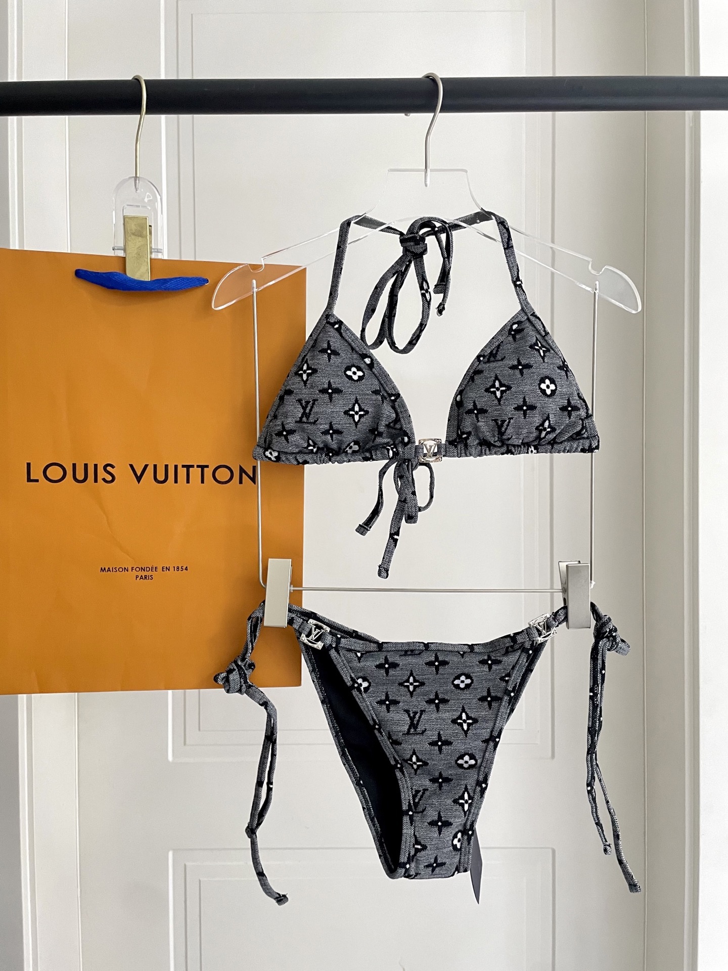 Lv新款比基尼泳衣 😍🥰适合多种场景的游泳衣🏊‍♀️海边 游泳池 温泉 水上乐园 漂流都可以😌面料：透气