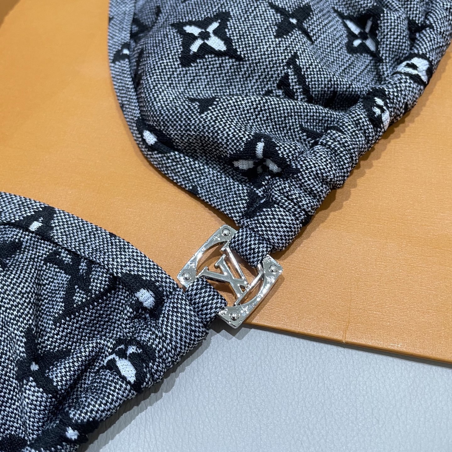 Lv新款比基尼泳衣 😍🥰适合多种场景的游泳衣🏊‍♀️海边 游泳池 温泉 水上乐园 漂流都可以😌面料：透气