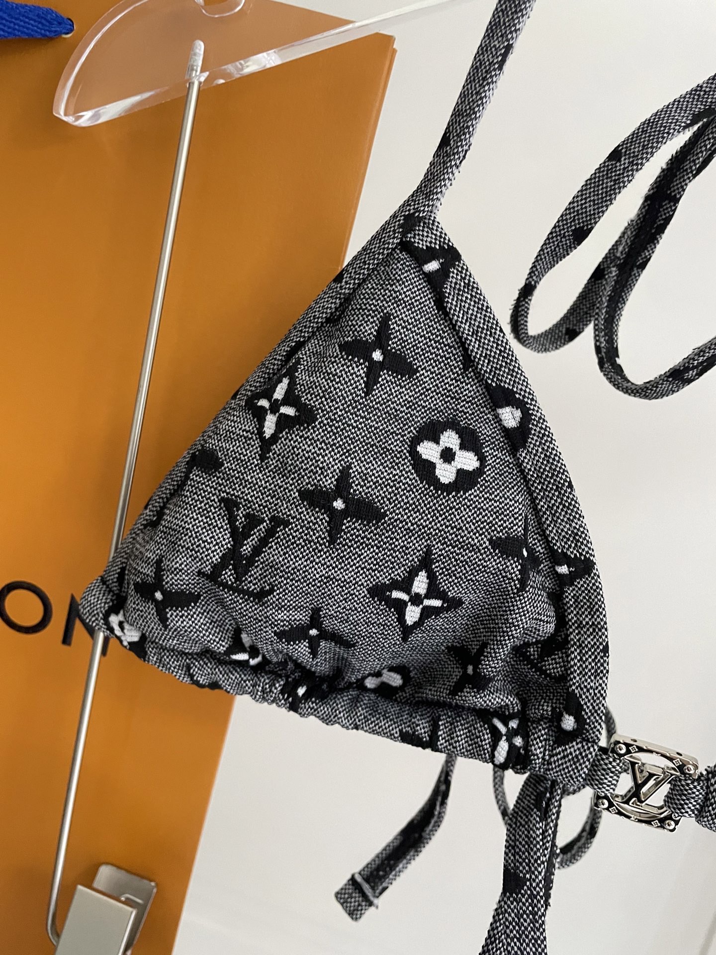 Lv新款比基尼泳衣 😍🥰适合多种场景的游泳衣🏊‍♀️海边 游泳池 温泉 水上乐园 漂流都可以😌面料：透气