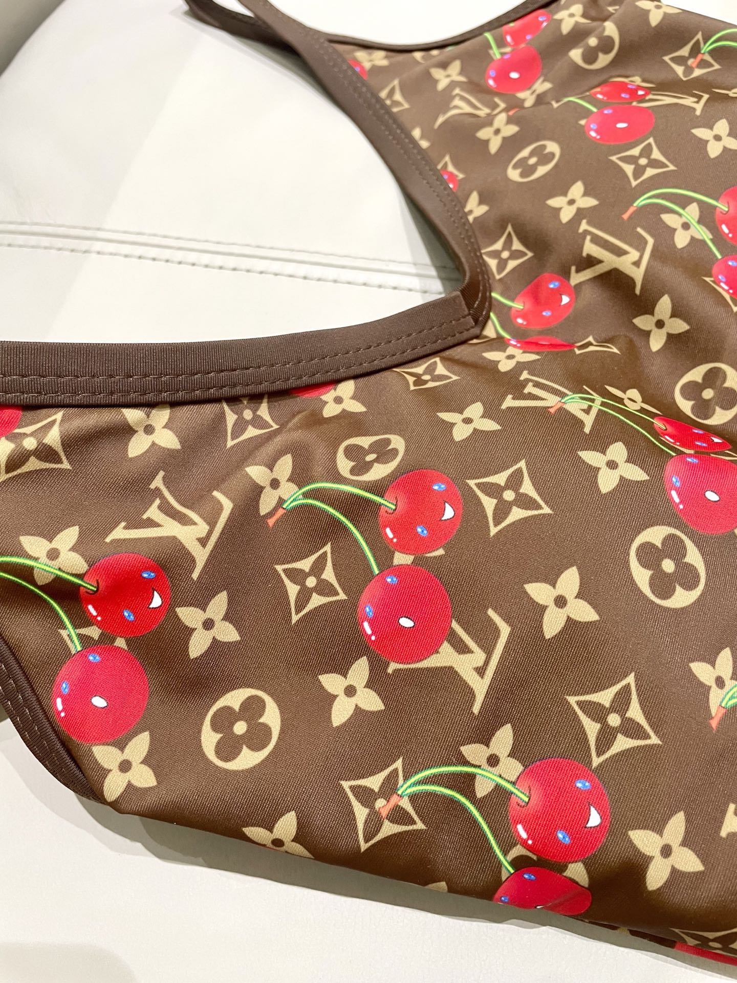 Lv新款连体泳衣 😍🥰适合多种场景的游泳衣🏊‍♀️海边 游泳池 温泉 水上乐园 漂流都可以😌面料：透气舒