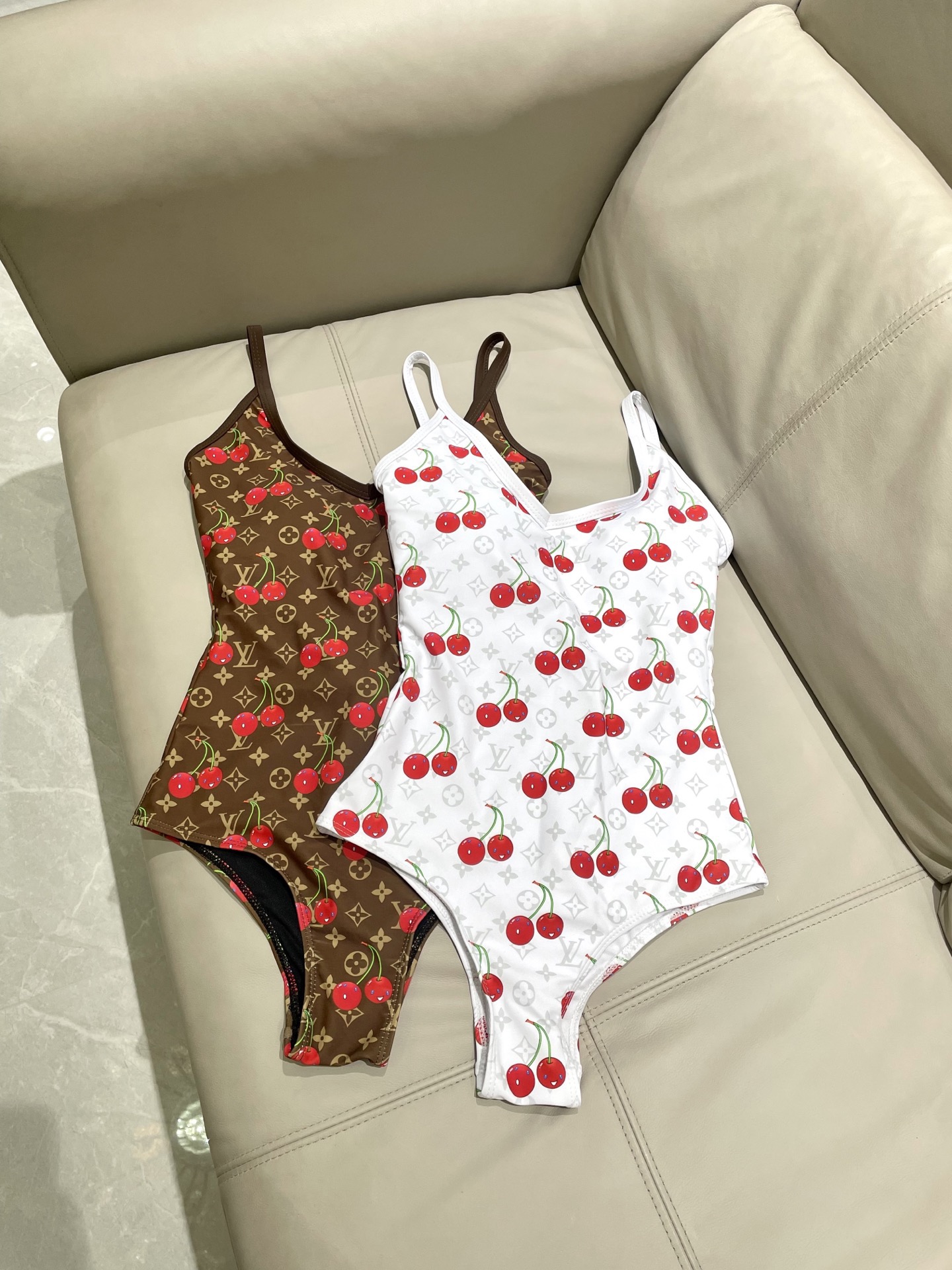 Lv新款连体泳衣 😍🥰适合多种场景的游泳衣🏊‍♀️海边 游泳池 温泉 水上乐园 漂流都可以😌面料：透气舒