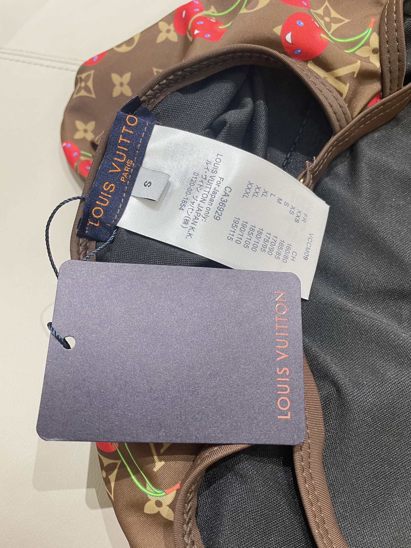 Lv新款连体泳衣 😍🥰适合多种场景的游泳衣🏊‍♀️海边 游泳池 温泉 水上乐园 漂流都可以😌面料：透气舒