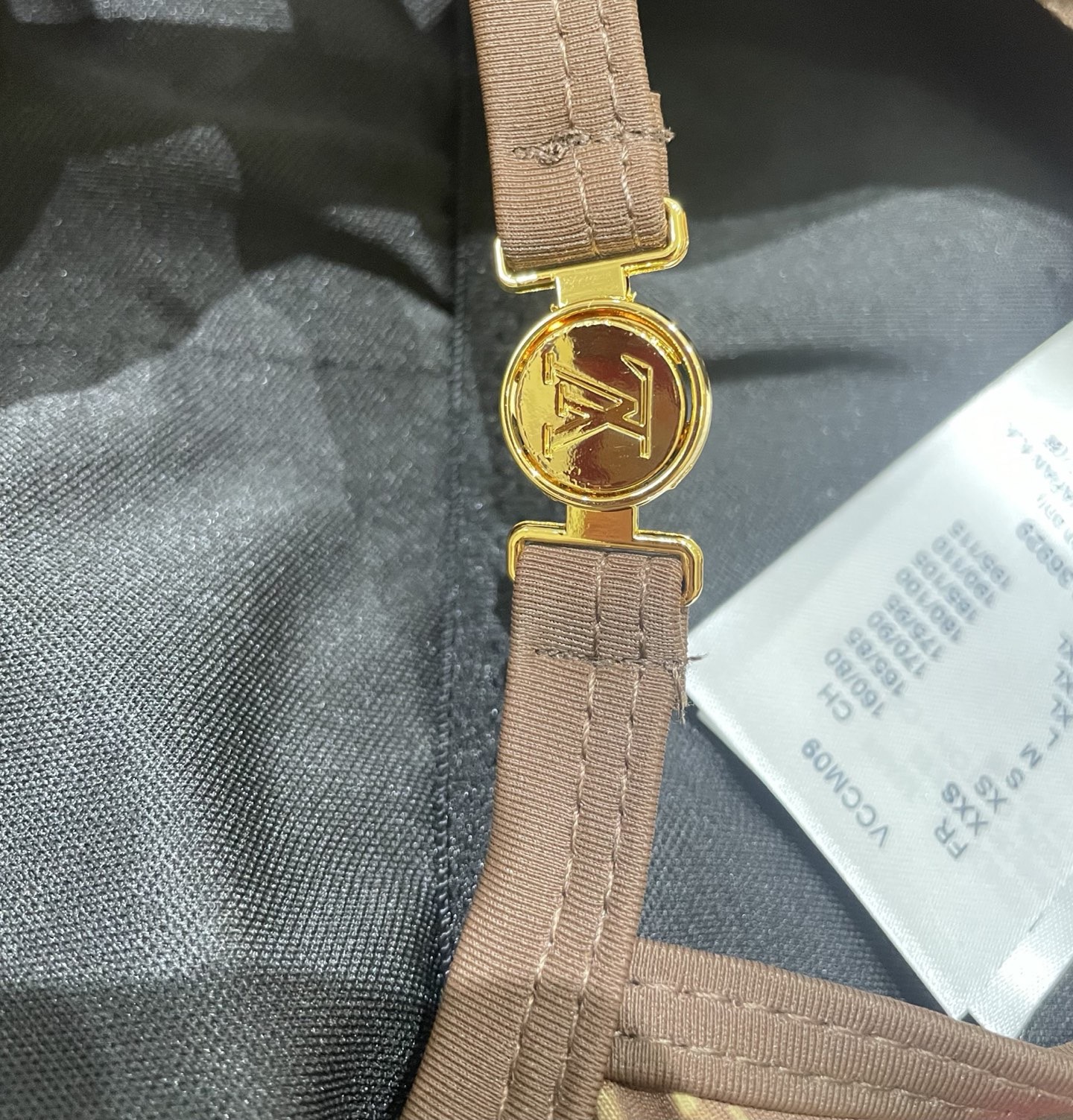 Lv新款连体泳衣 😍🥰适合多种场景的游泳衣🏊‍♀️海边 游泳池 温泉 水上乐园 漂流都可以😌面料：透气舒