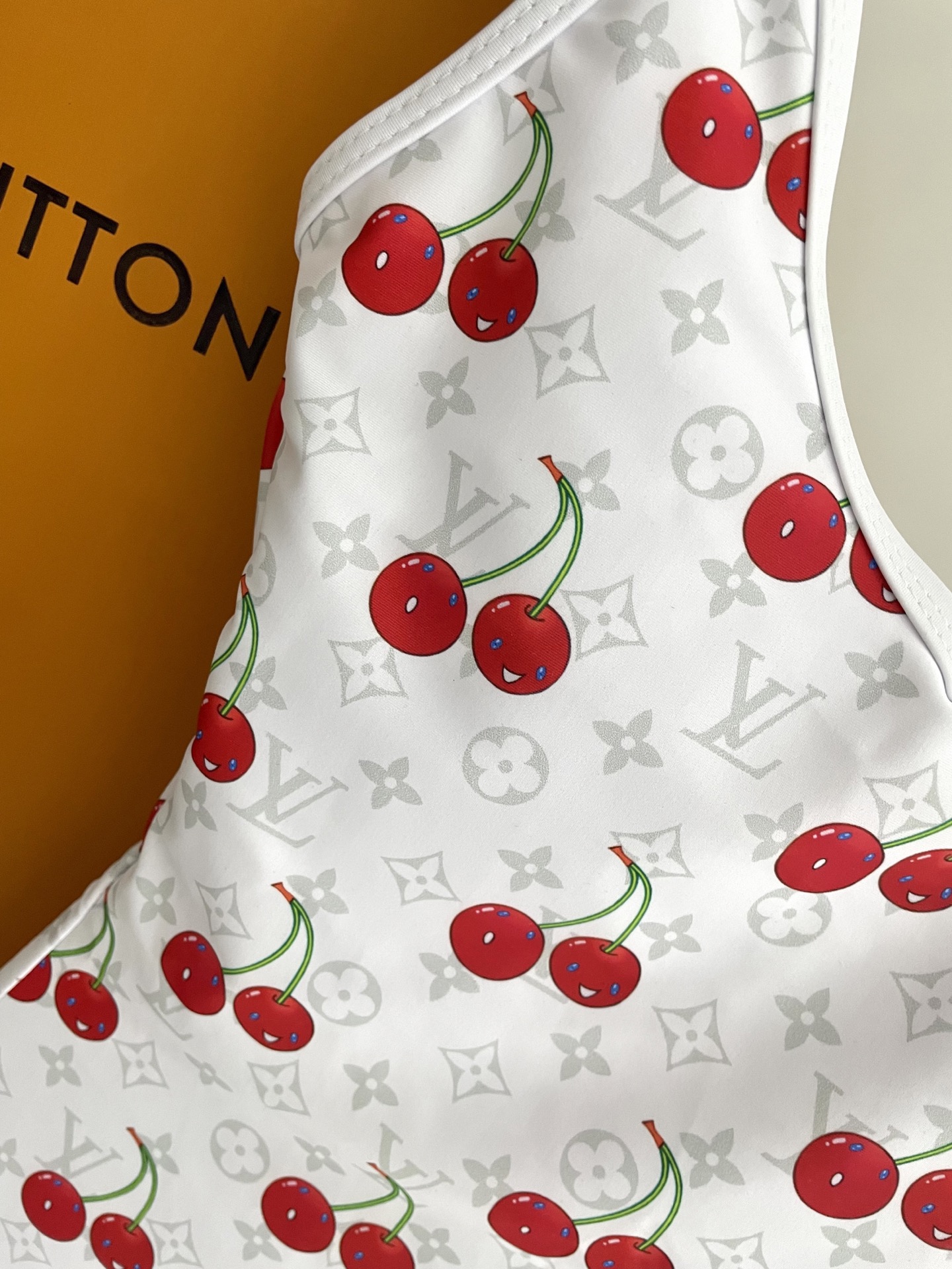 Lv新款连体泳衣 😍🥰适合多种场景的游泳衣🏊‍♀️海边 游泳池 温泉 水上乐园 漂流都可以😌面料：透气舒