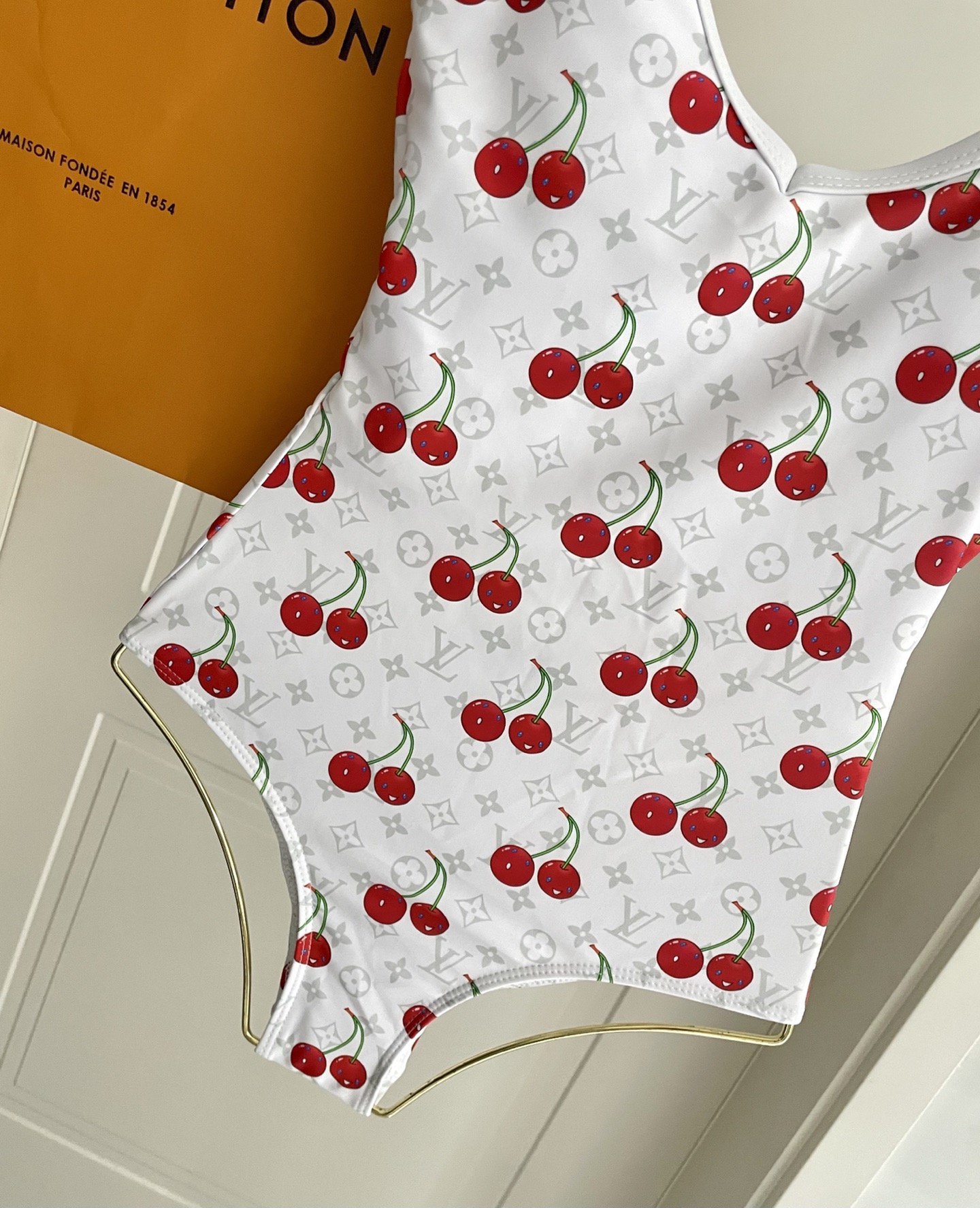 Lv新款连体泳衣 😍🥰适合多种场景的游泳衣🏊‍♀️海边 游泳池 温泉 水上乐园 漂流都可以😌面料：透气舒